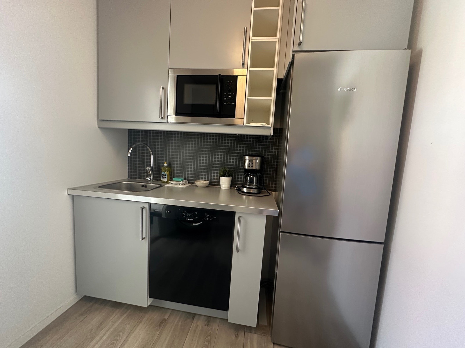 Kjøkken med oppvaskmaskin og micro Galleribilde