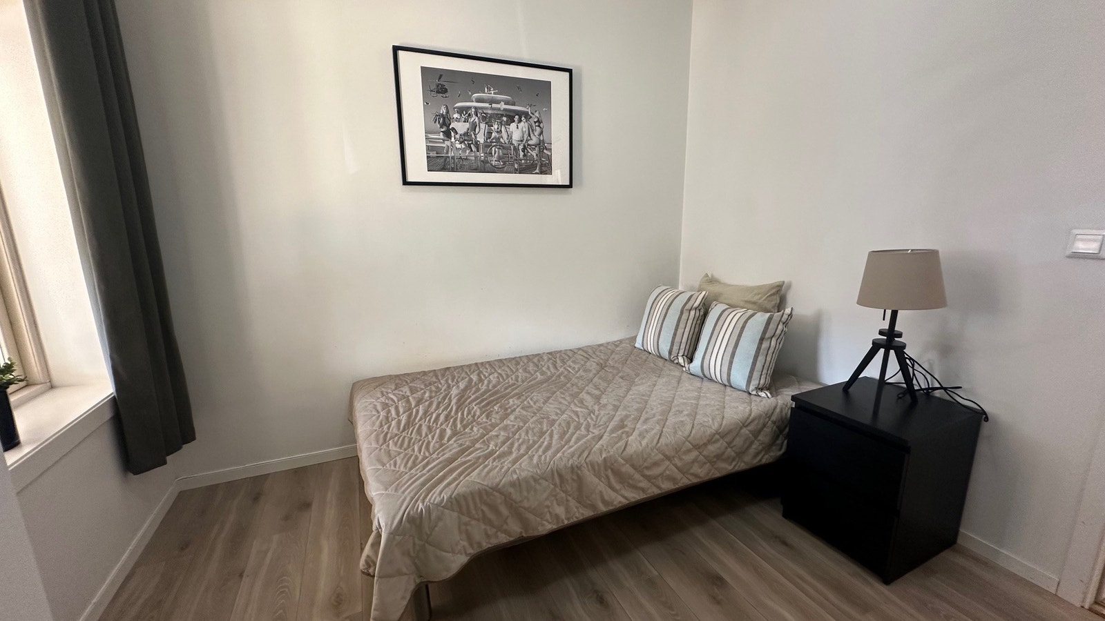 Rom 26 med 120cm seng - det er plass til pult om sengen vendes opp mot side vegg. Galleribilde