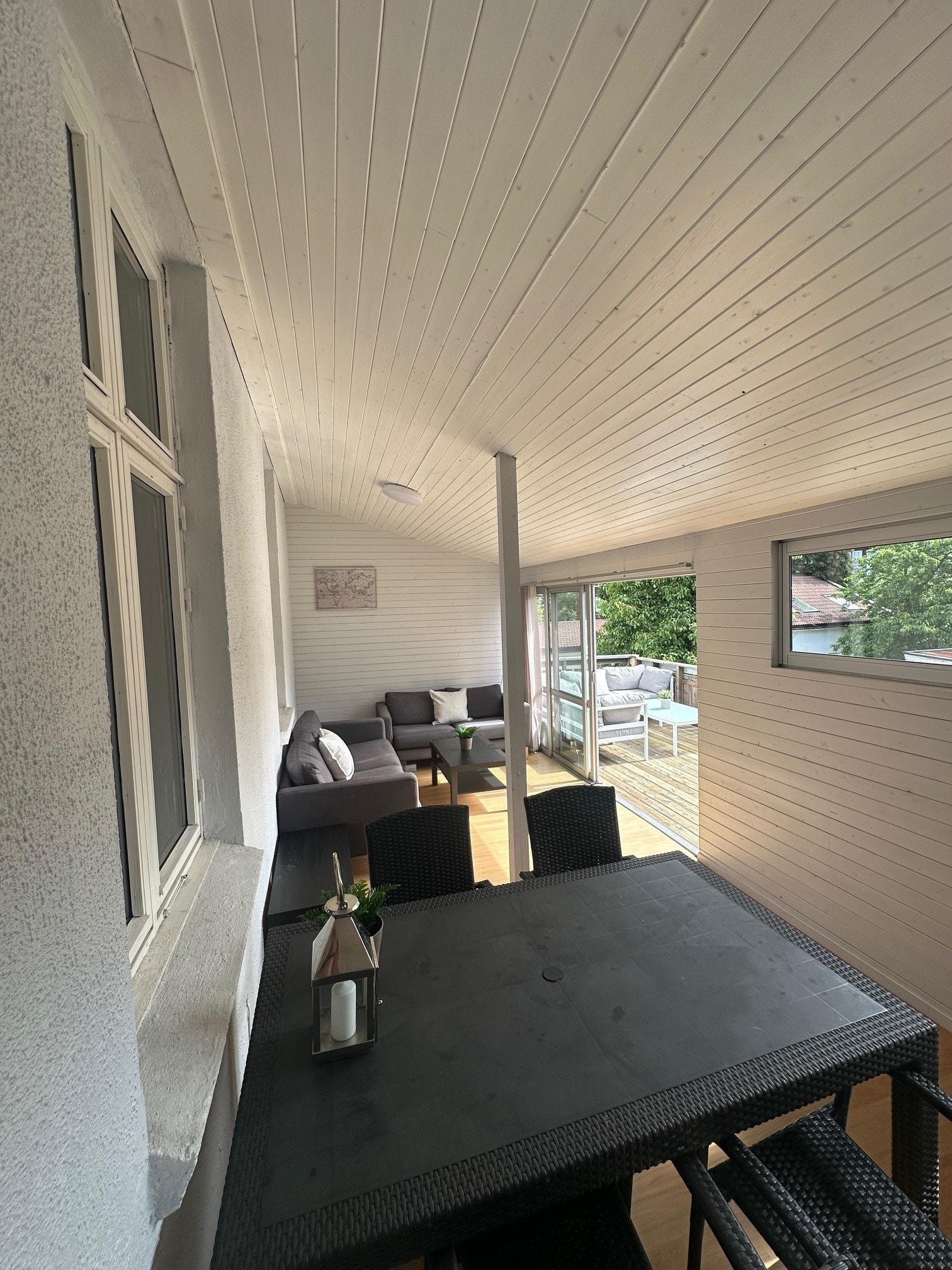 Utestue med bord, stoler og sofa Galleribilde