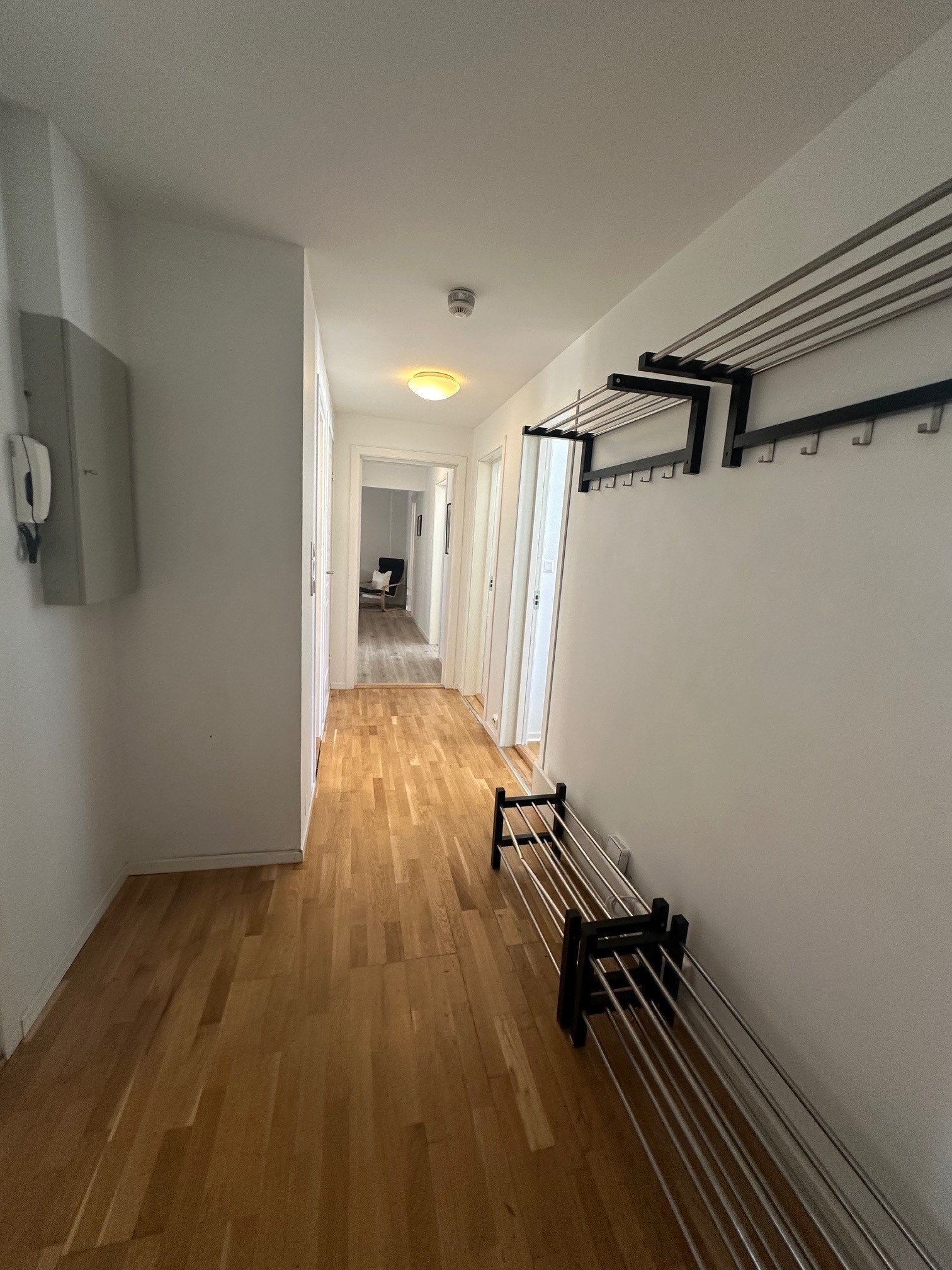 Gang med god plass til sko og jakker Galleribilde