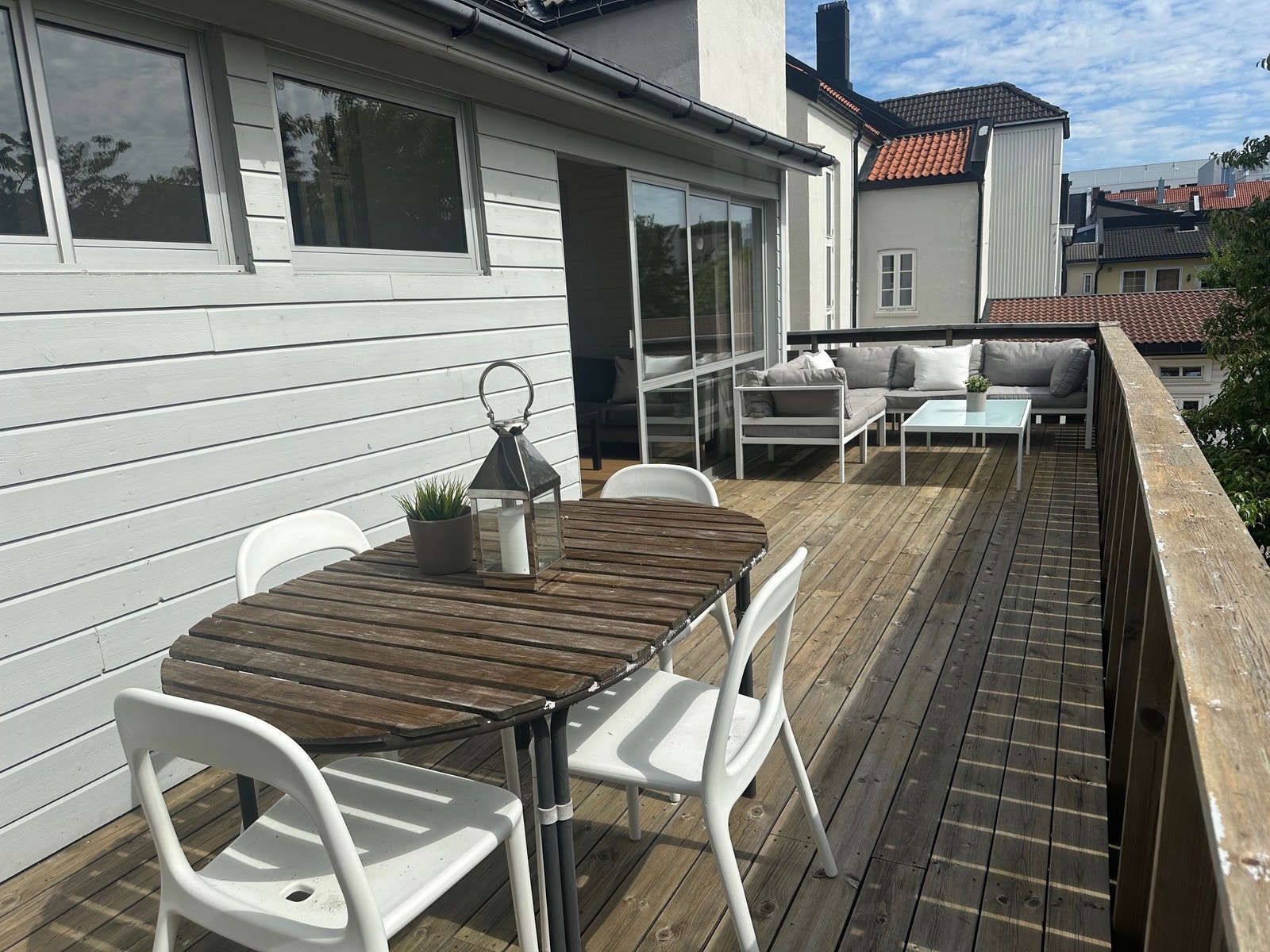 Stor solrik terrasse på sittegrupper Galleribilde