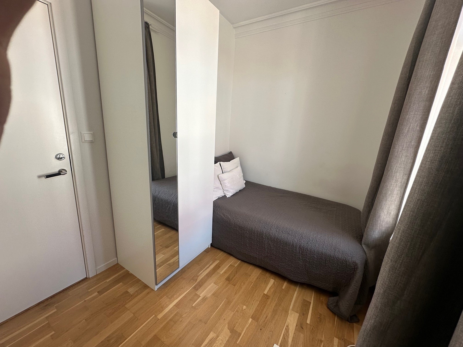 Rom 25 med 120cm seng og stort garderobeskap Galleribilde