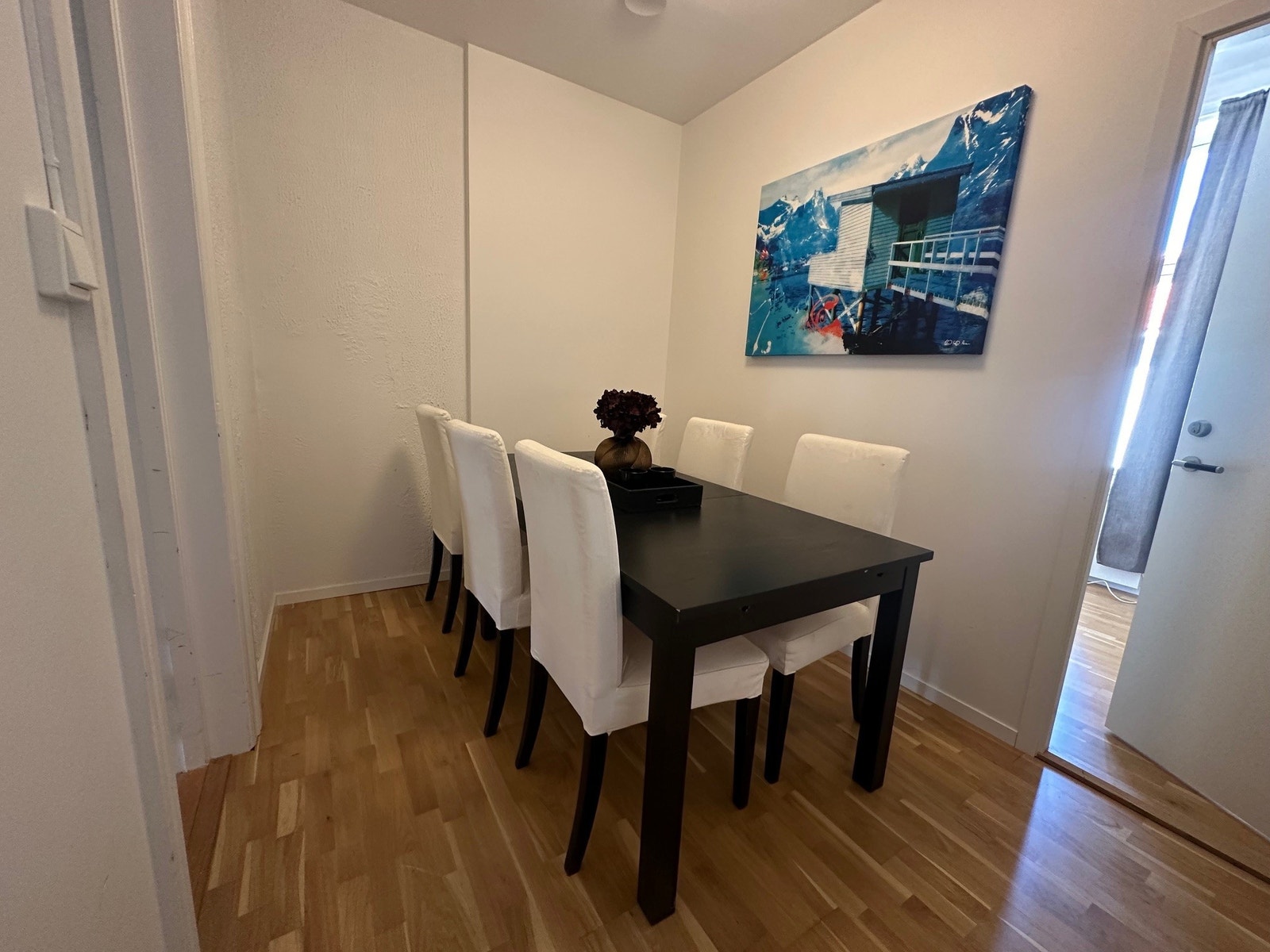 Spisestue i eget rom Galleribilde