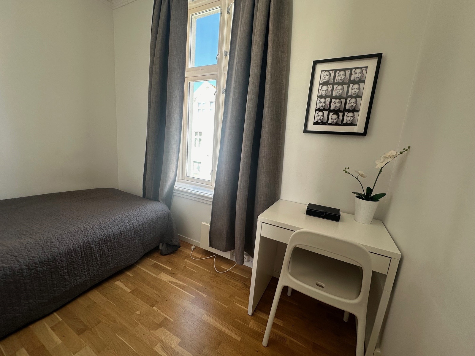 Rom 25 med skrivebord og stol - leie 5000 kr/mnd Galleribilde