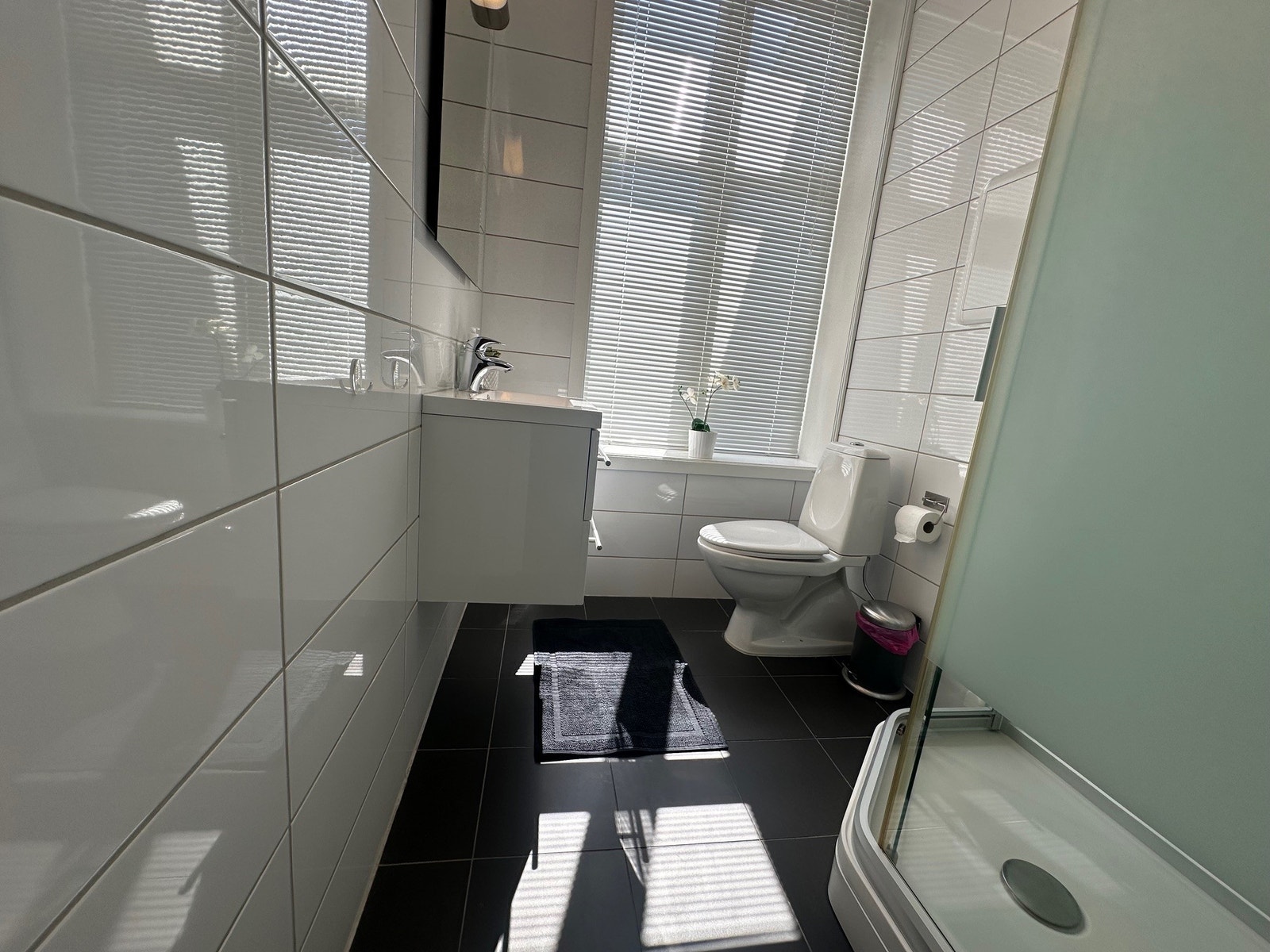 Bad nr 1 med varme i gulv - vask, WC og dusjkabinett Galleribilde