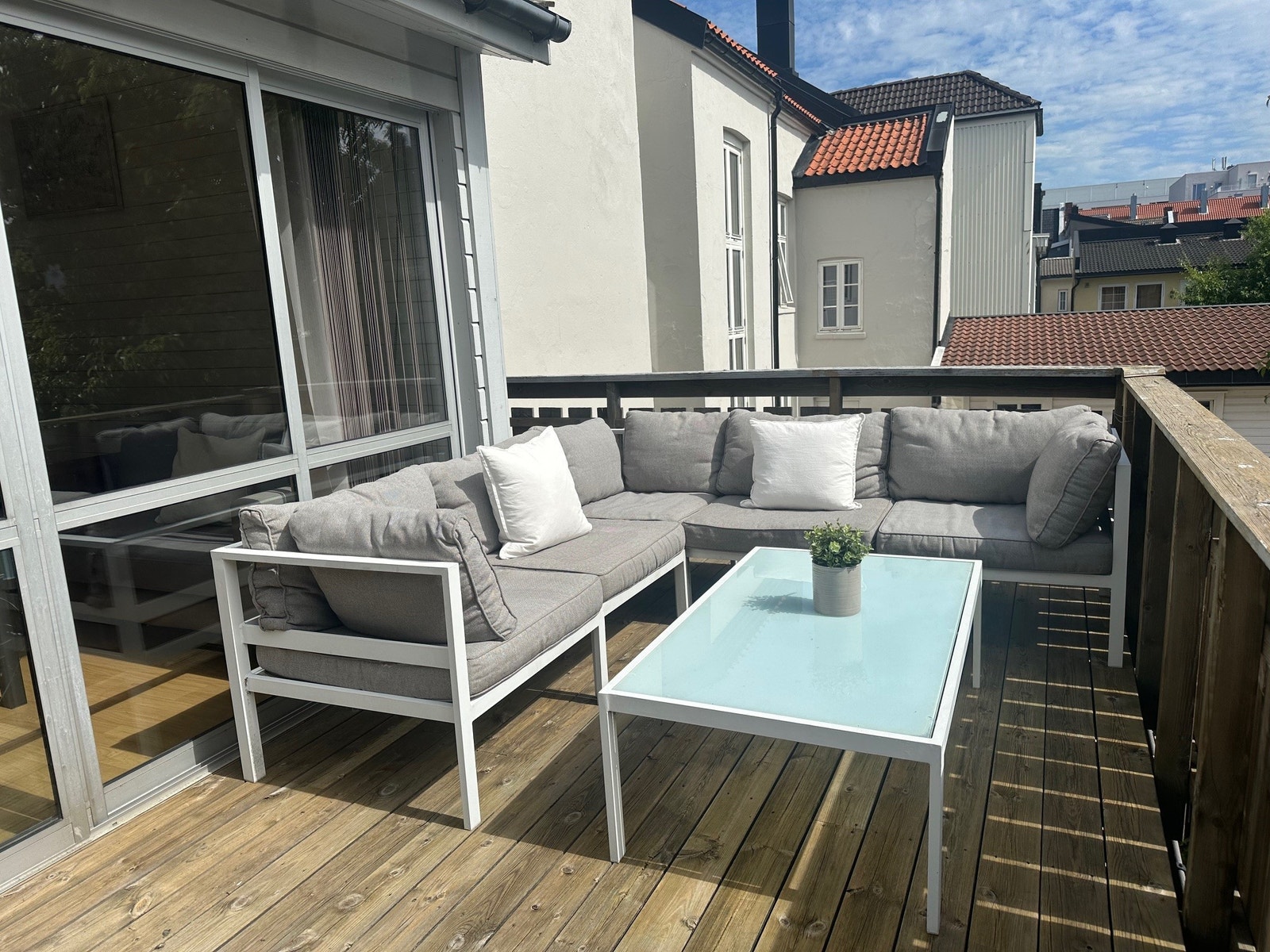 Stor solrik terrasse mot bakgård Galleribilde