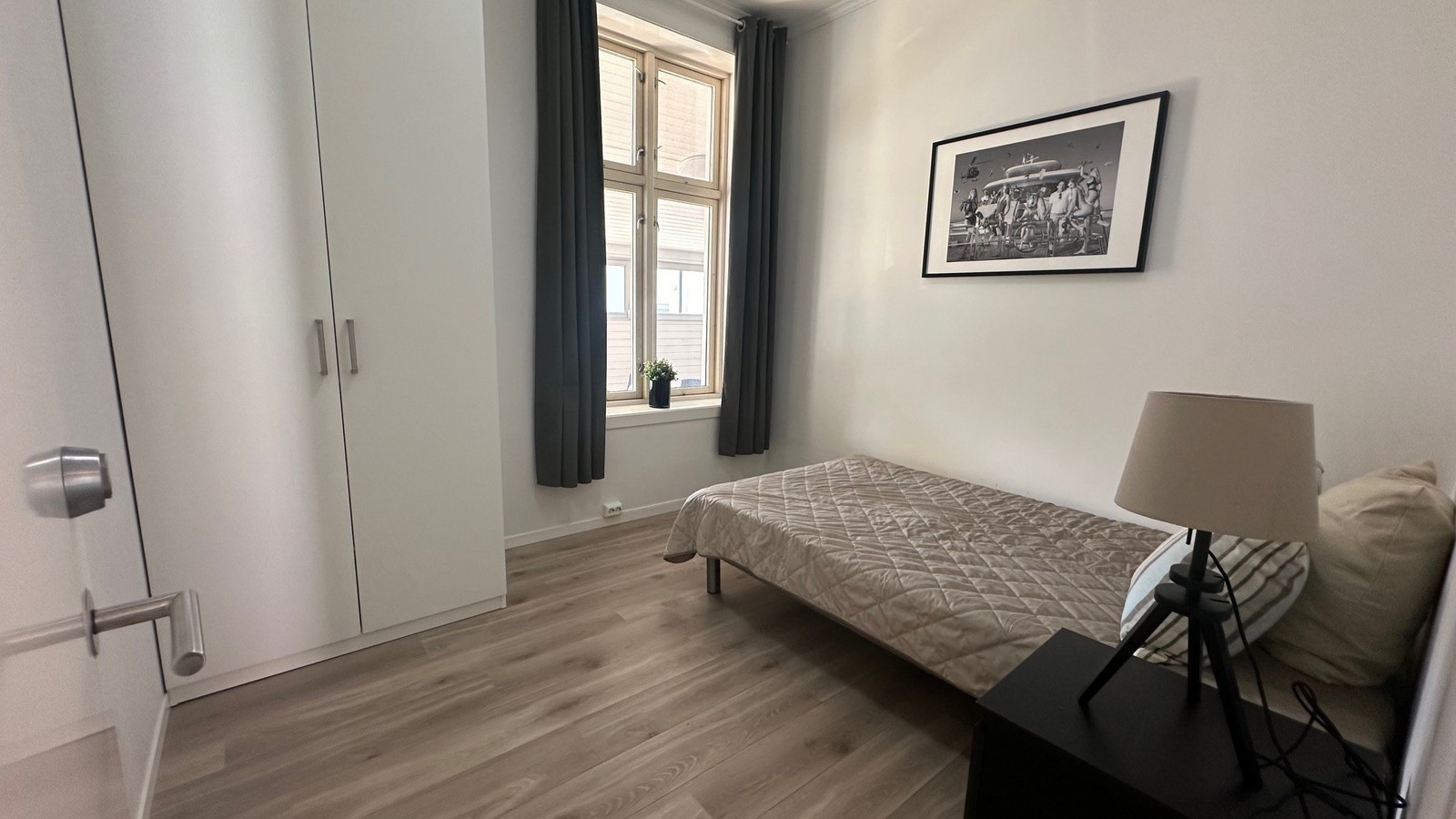 Rom 26 med 120cm seng og stort garderobeskap - leie 5200 kr mnd - vindu ut mot utestue. Ellers luft inn/ut av rommet hele døgnet via balansert ventilasjon Galleribilde