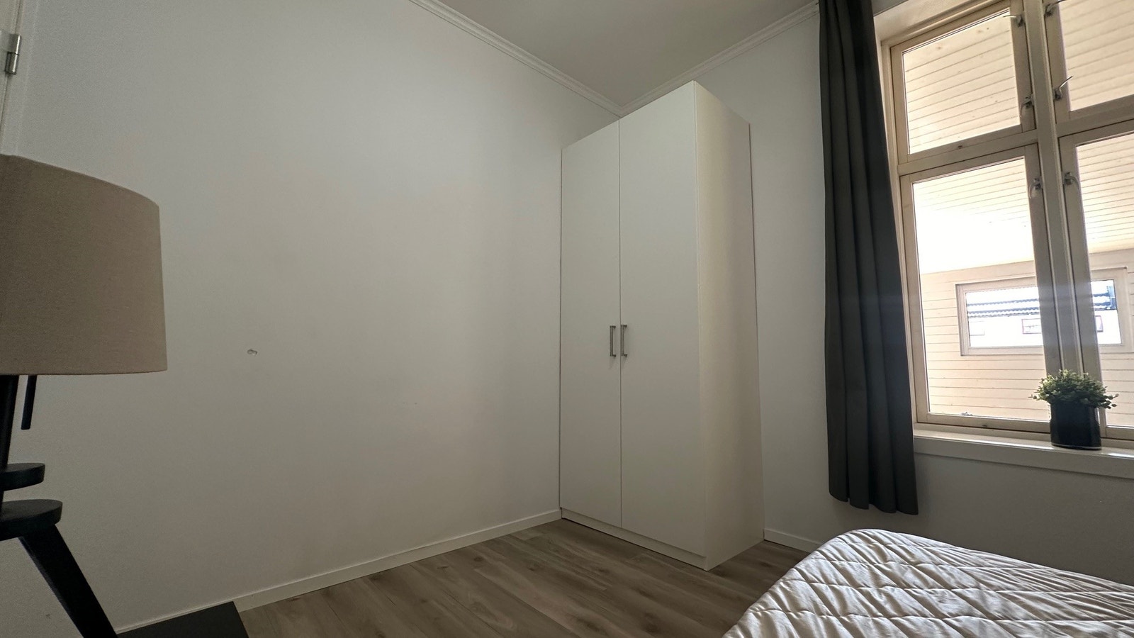 Rom 26 med stort garderobeskap Galleribilde