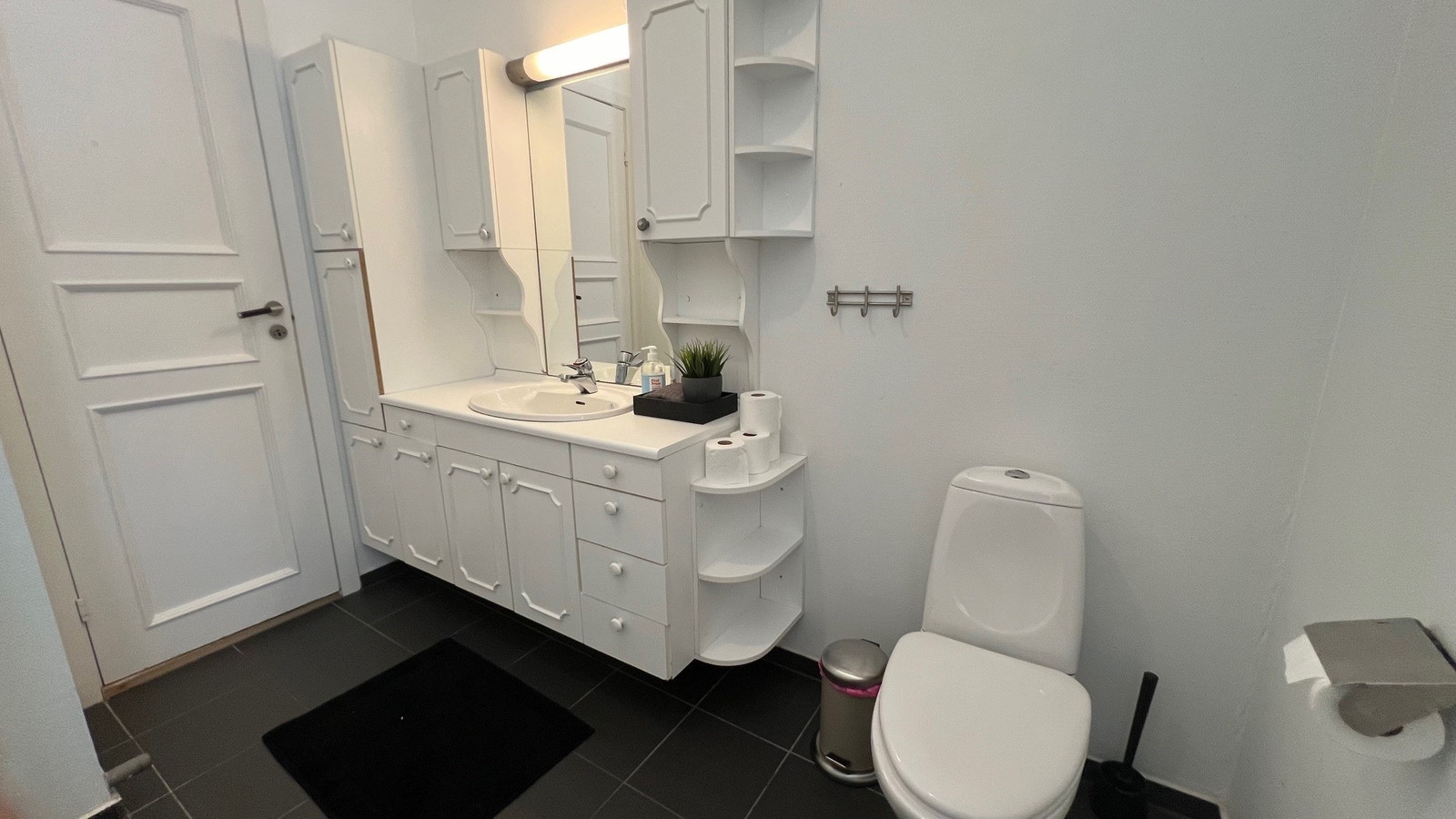 Bad nr. 2 med varme i gulv, mye skapplass, wc, vask og dusjkabinett Galleribilde