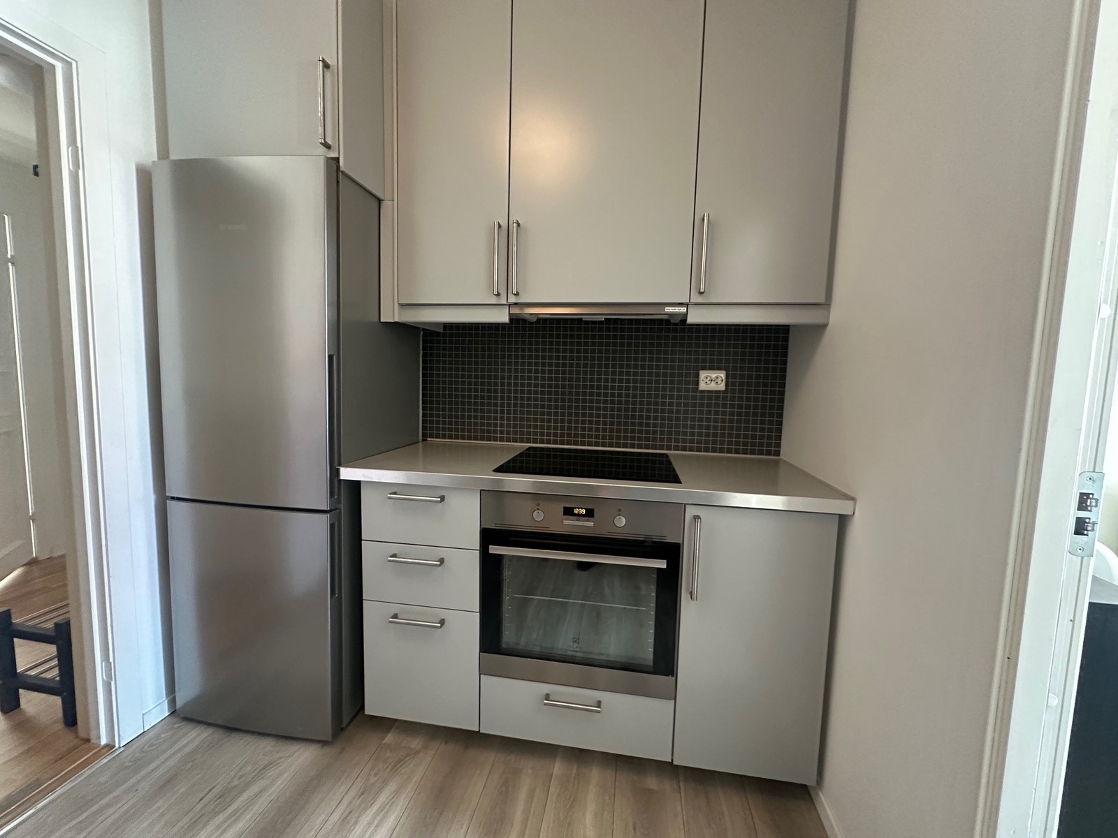 Kjøkken med komfyr og platetopp Galleribilde