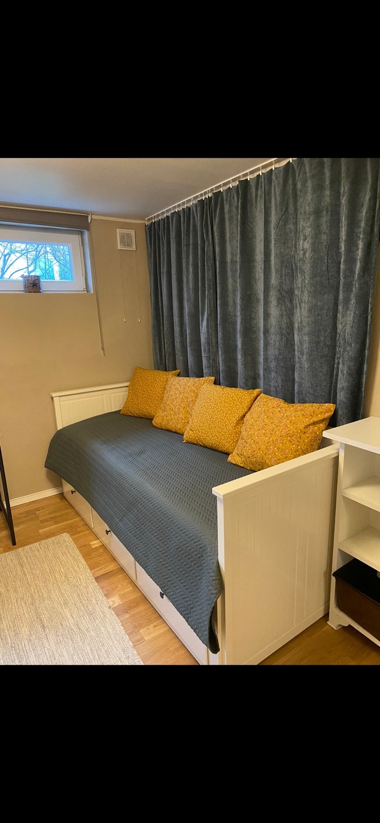 Sovesofa i stue/soverom Galleribilde