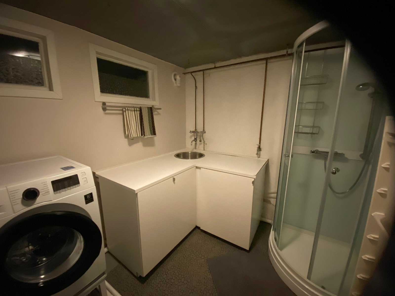 Bad med dusj , vaskemaskin og tørketrommel Galleribilde