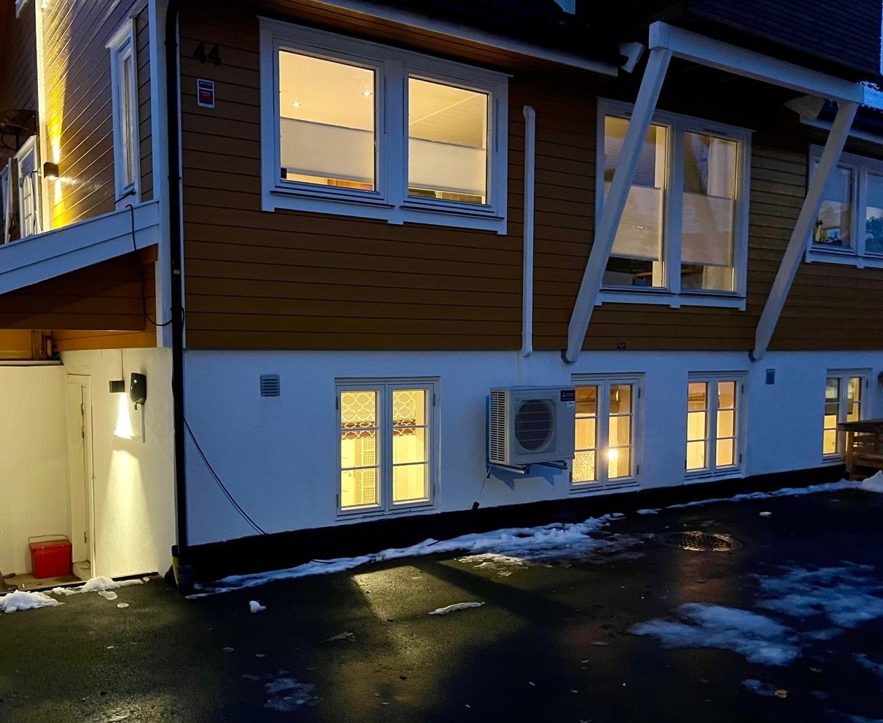 Fra utsiden med inngangsparti, alle fire vinduer nede tilhører leilighet. Galleribilde