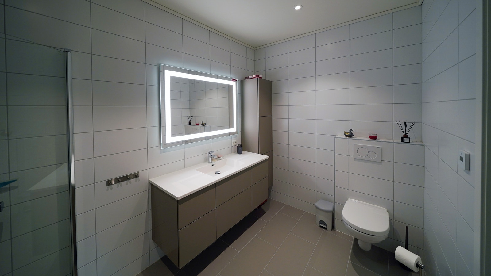 Bad, helfliset med moderne innredning (bildet er fra en solgt leilighet) Galleribilde