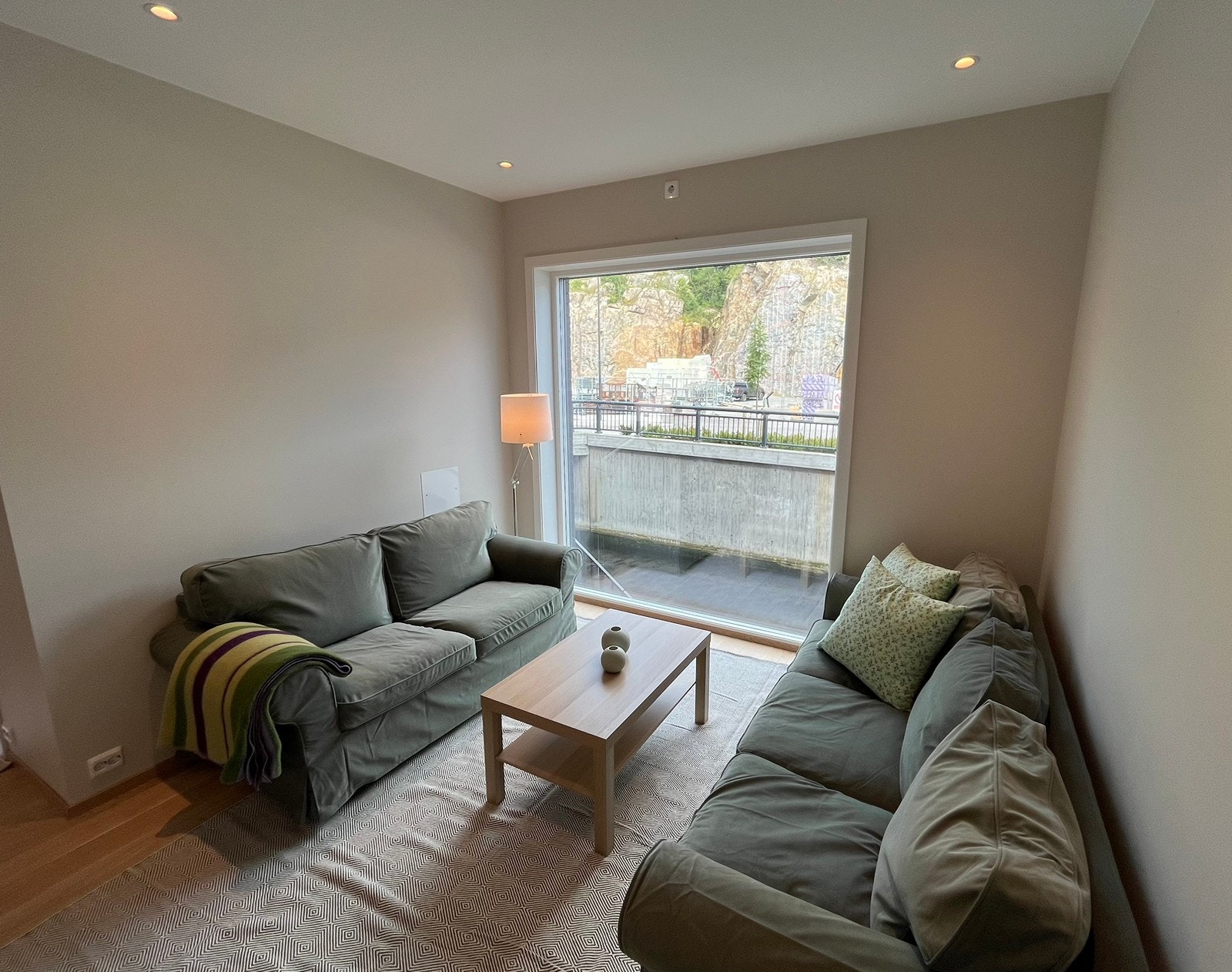 Stue med utsikt til kanalen Galleribilde