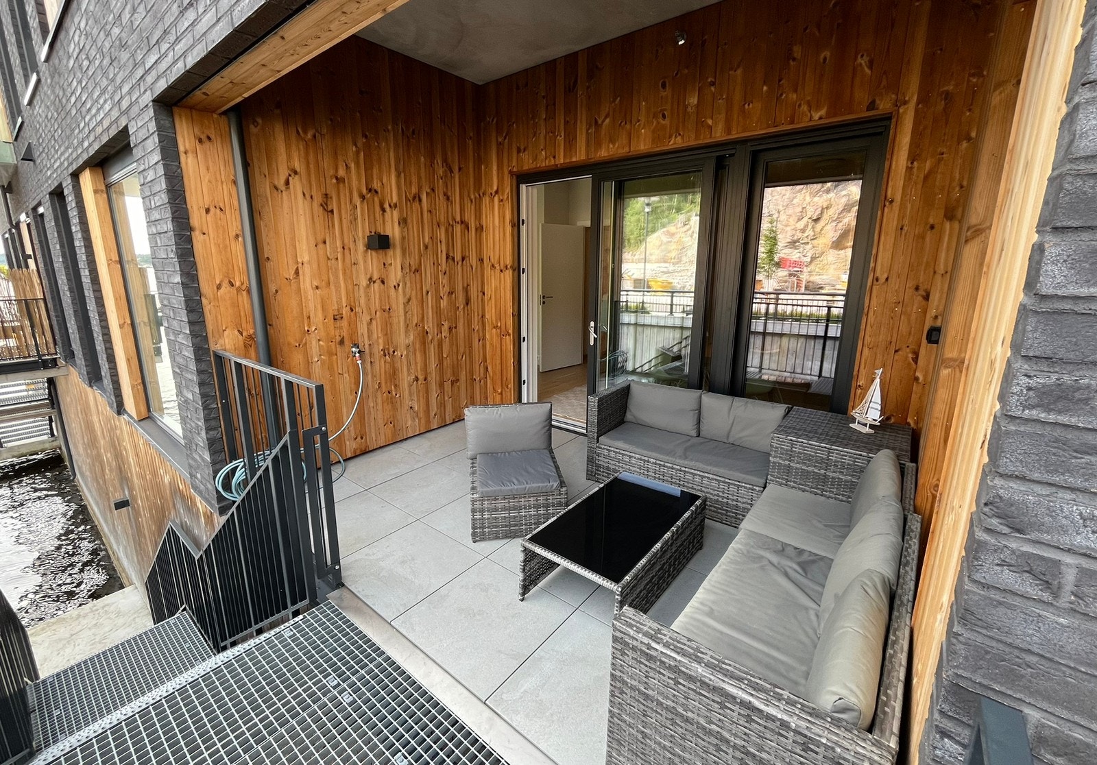 Overbygd terrasse med trapp ned til privat brygge Galleribilde