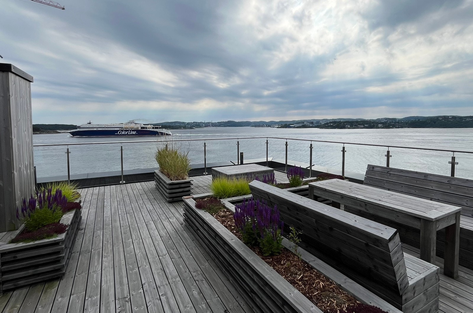 Felles takterrasse med utsikt over innseilingen til Kristiansand. Sol fra tidlig morgen til sen kveld. Galleribilde