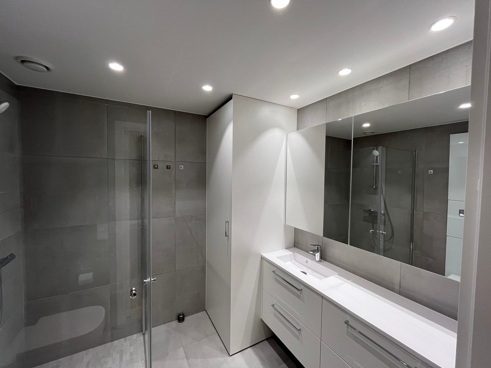 Bad (vaskemaskin i skapet i bakkant) Galleribilde