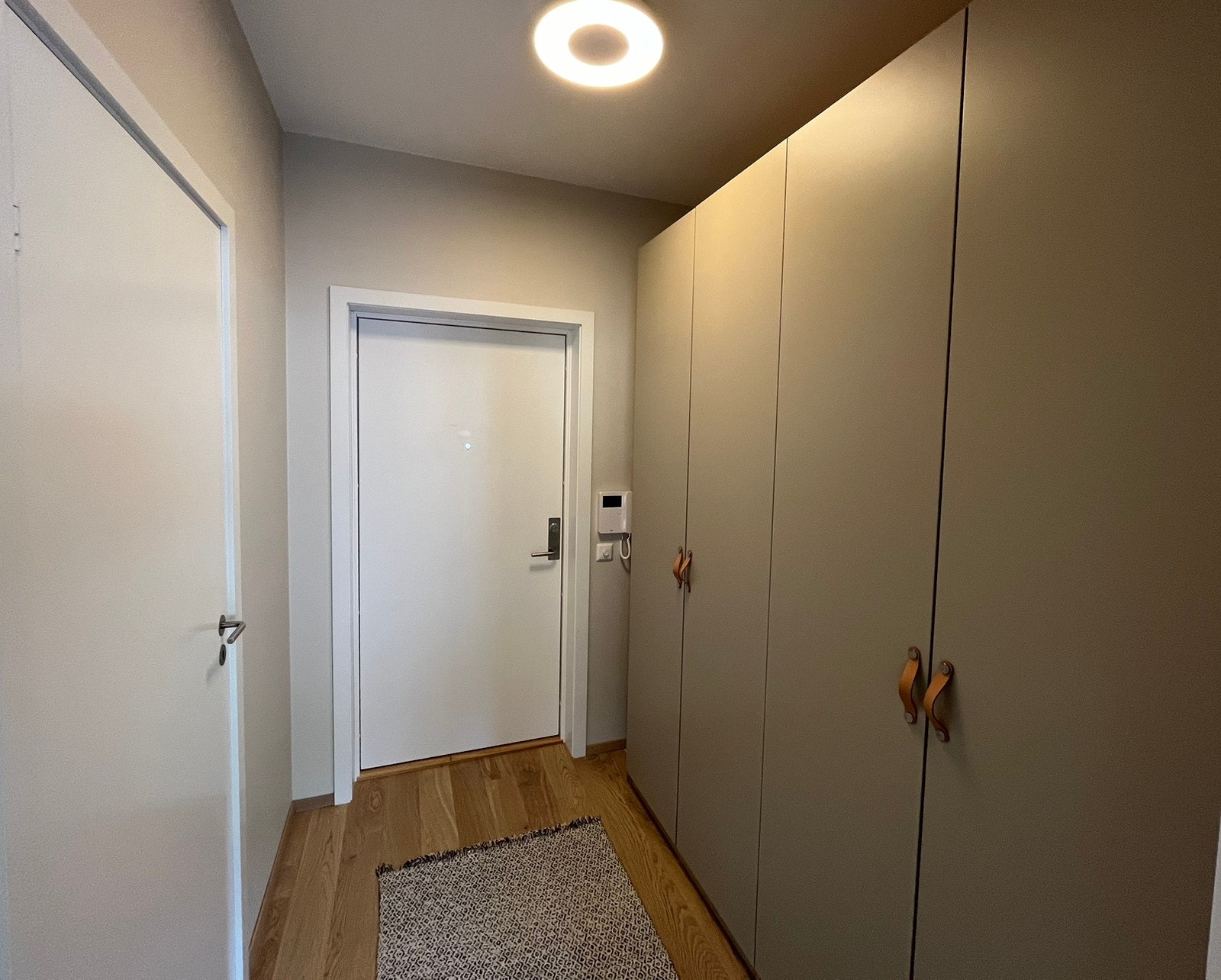 Gang med god skapplass og porttelefon Galleribilde