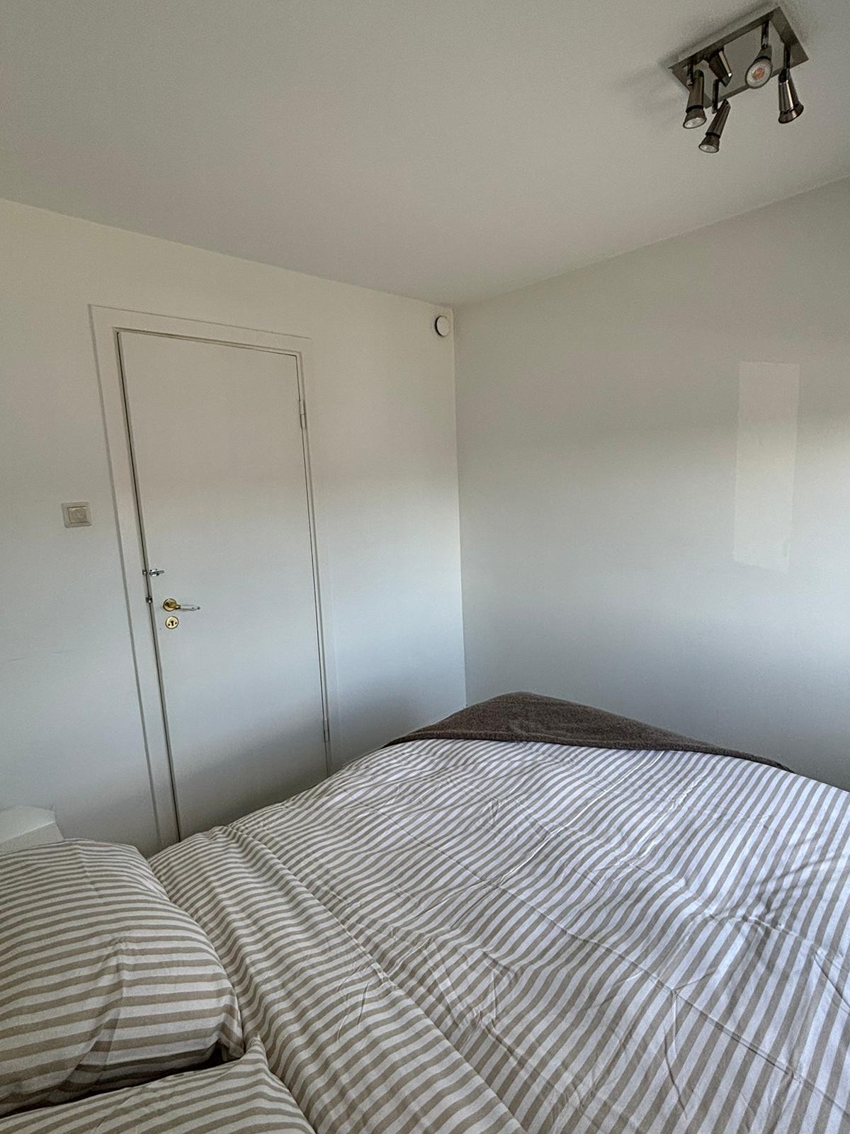 Lyst og hyggelig soverom med plass til skap. Galleribilde