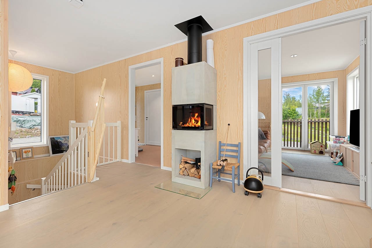 Foto fra kundetilpasset Hus1 - Boligene leveres med peisovn. Det er mulig å endre leveranse og for eksempel få vannbåren gulvvarme Galleribilde