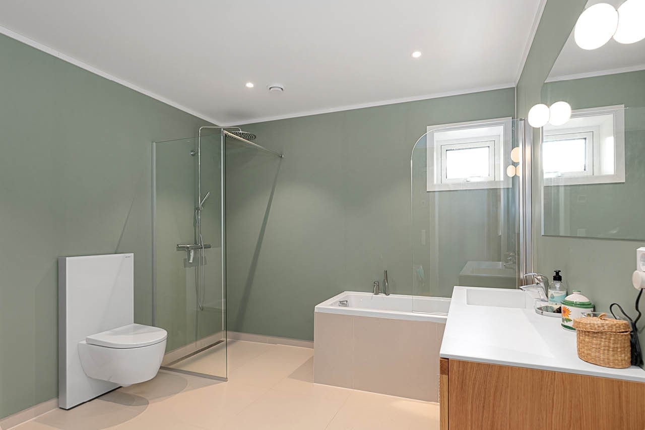 Foto fra kundetilpasset Hus1 - Badet leveres med baderomsplate fra Fibo, som vist i fargen Olive green. Galleribilde