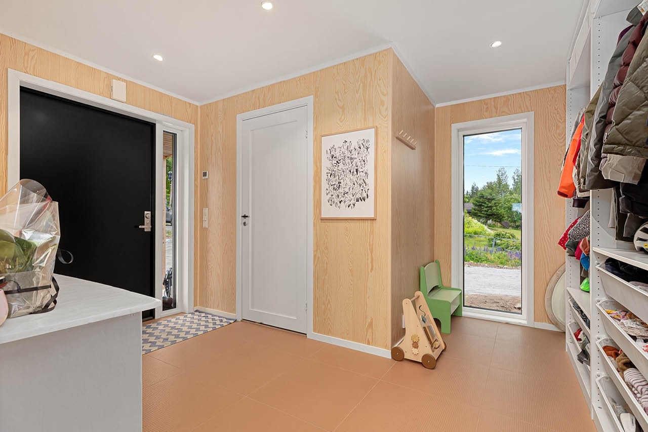 Foto fra kundetilpasset Hus1 - Kunde har tilpasset tegninger for å få en romslig entré Galleribilde