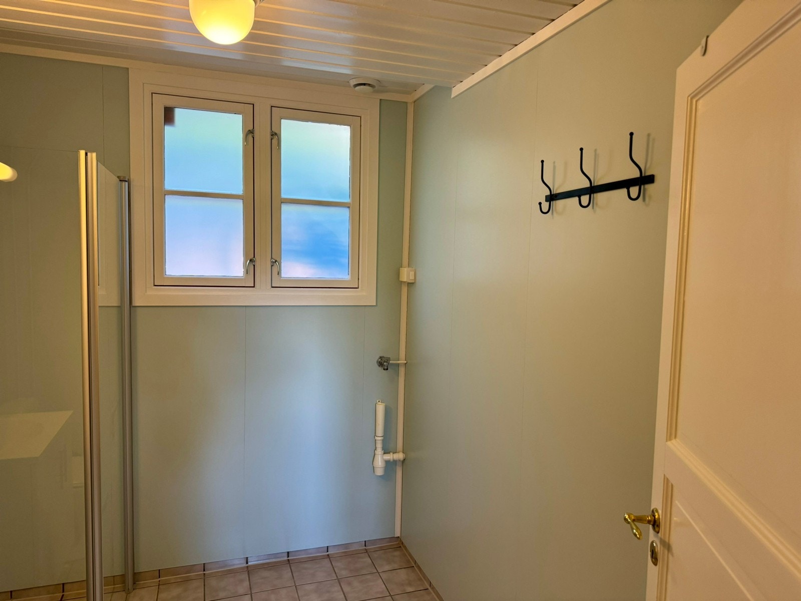 Opplegg for vaskemaskin i hjørnet. Galleribilde