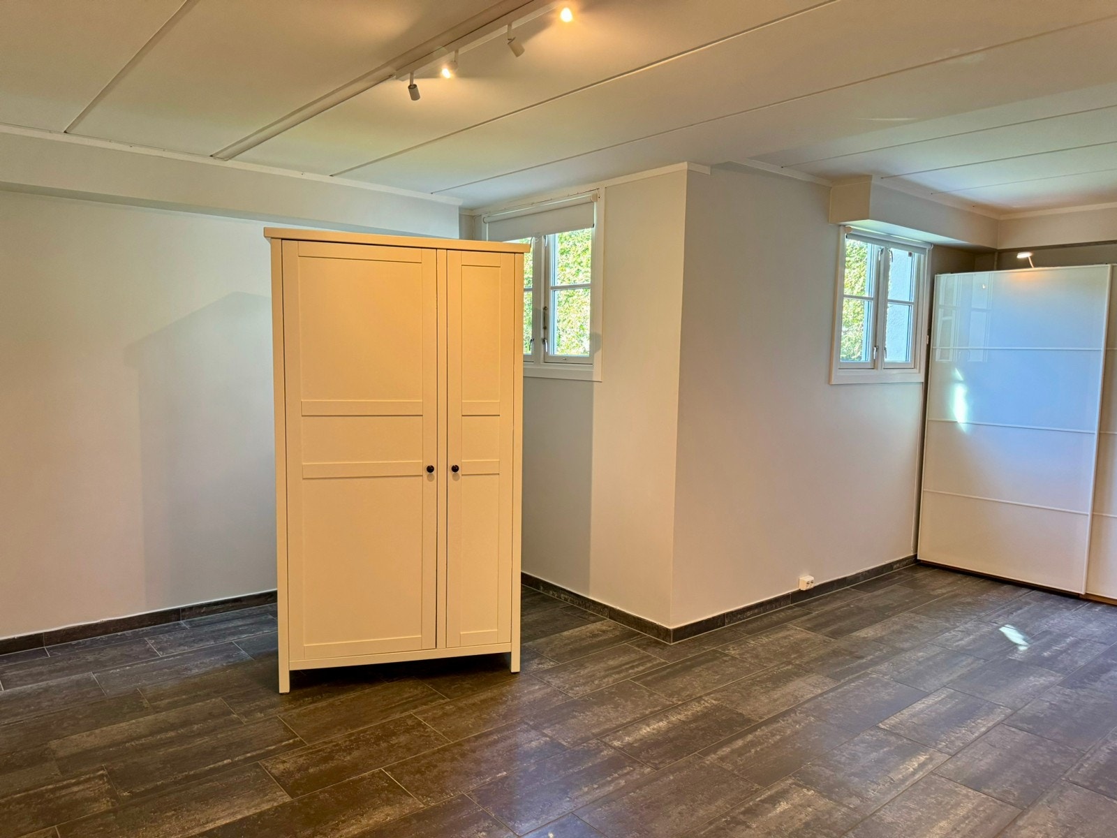 Hyggelig stuekrok. Nymontert LED-spotskinne av elektriker. Garderobeskapet står i stuen frem til nymalt gulv på soverom har tørket 😁 Gulv på soverom er nymalt og lakkert. Galleribilde