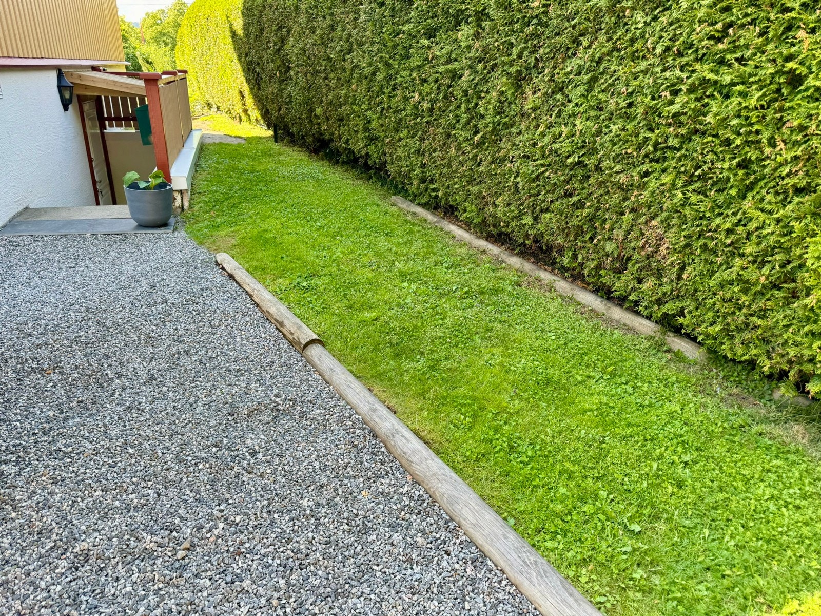 Mulighet for uteplass. Flotte solforhold på formiddagen, noe kveldssol. Velstelt hage. Galleribilde
