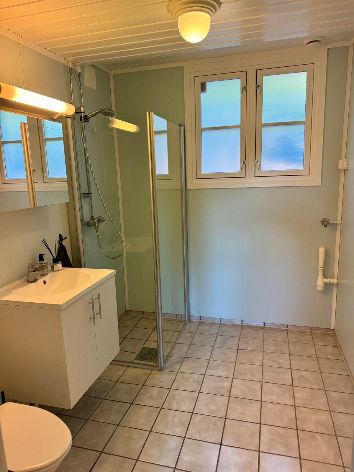 Alle vegger og tak på bad er nymalt. Lys i tak og over speilskap. Innfellbare dusjvegger. Frostet film på vindusruter for å hindre innsyn, lys slipper likevel gjennom rutene ☀️ Galleribilde