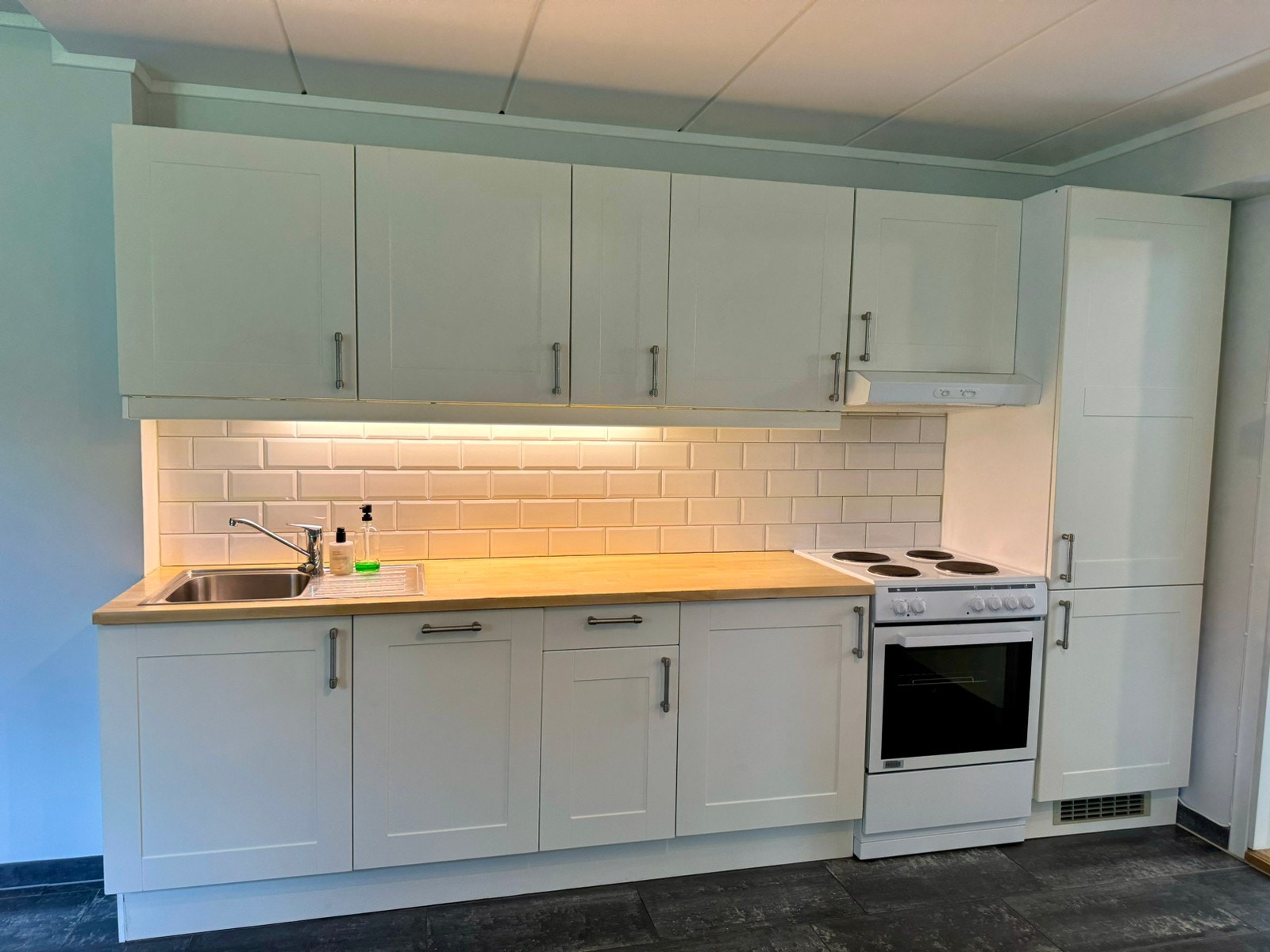 Nymalt og lakkert benkeplate. God skapplass. Lys under overskap. Nymalte vegger. Varmekabler i skifergulv. Galleribilde