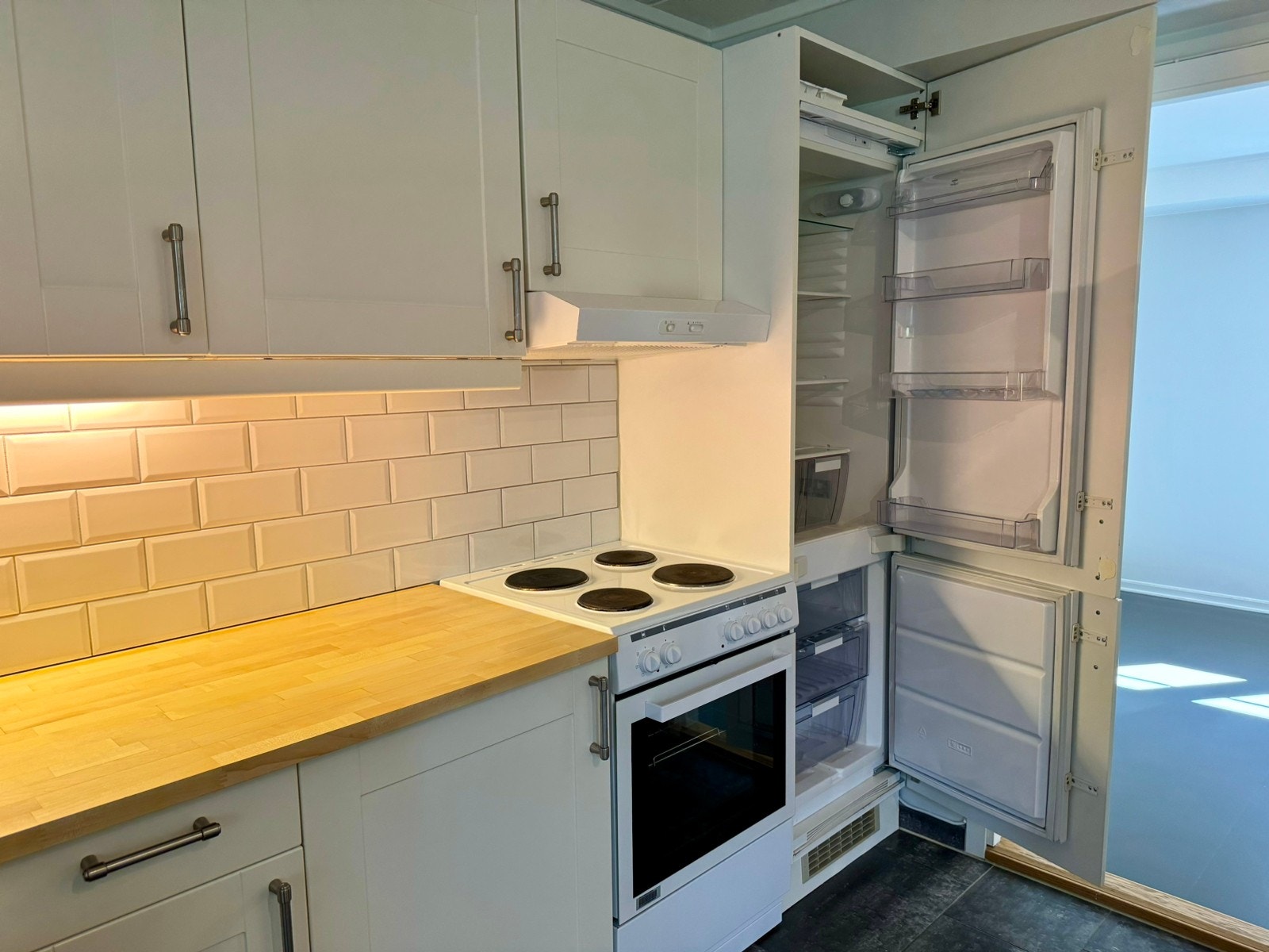 Kjøle-/fryseskap fra Whirlpool/IKEA. Komfyr fra Logik er to år gammel. Galleribilde