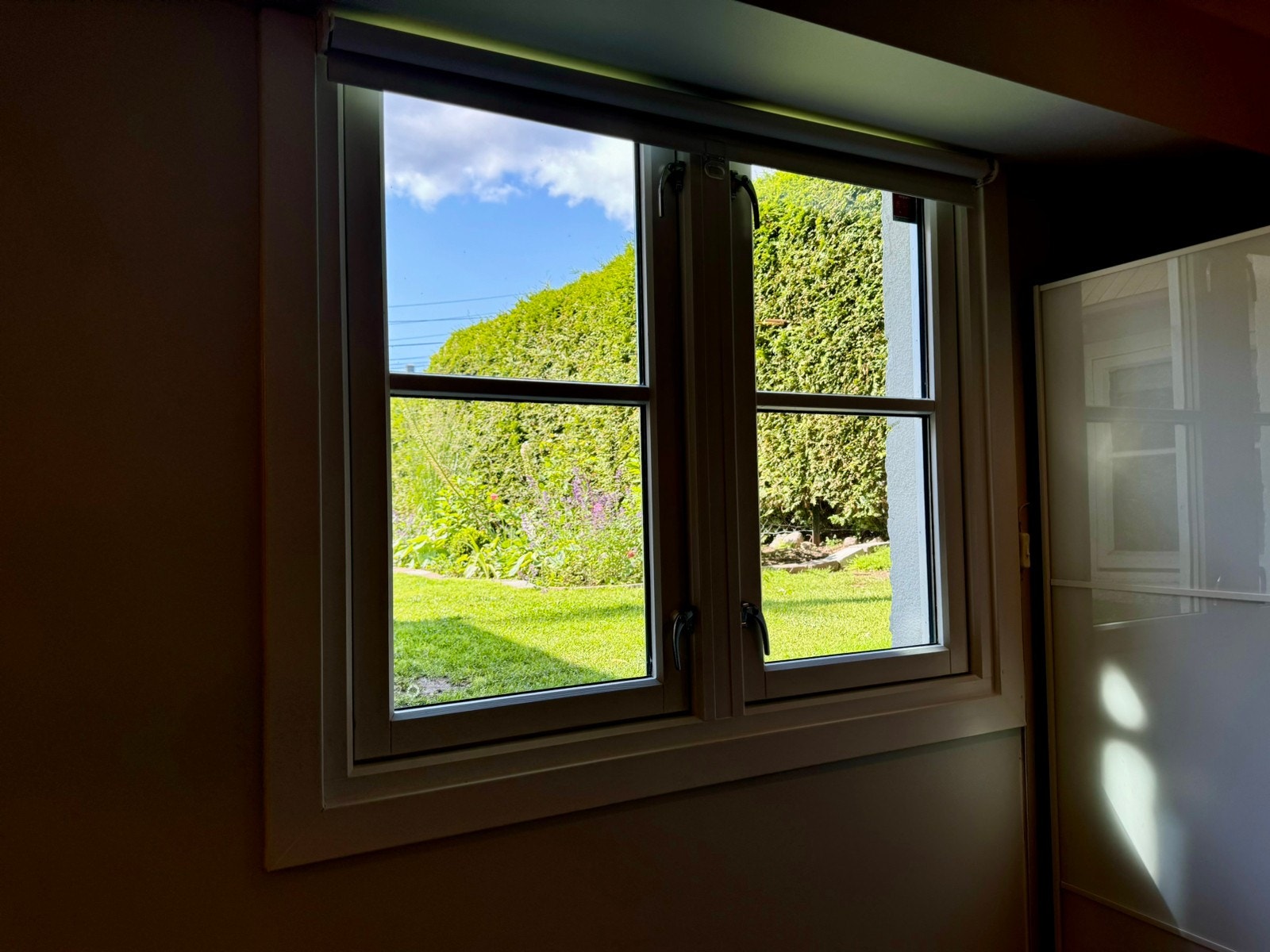 Fint utsyn på velstelt hage. Nymonterte, lystette rullegardiner på stue (2 stk) og soverom (1stk). Galleribilde