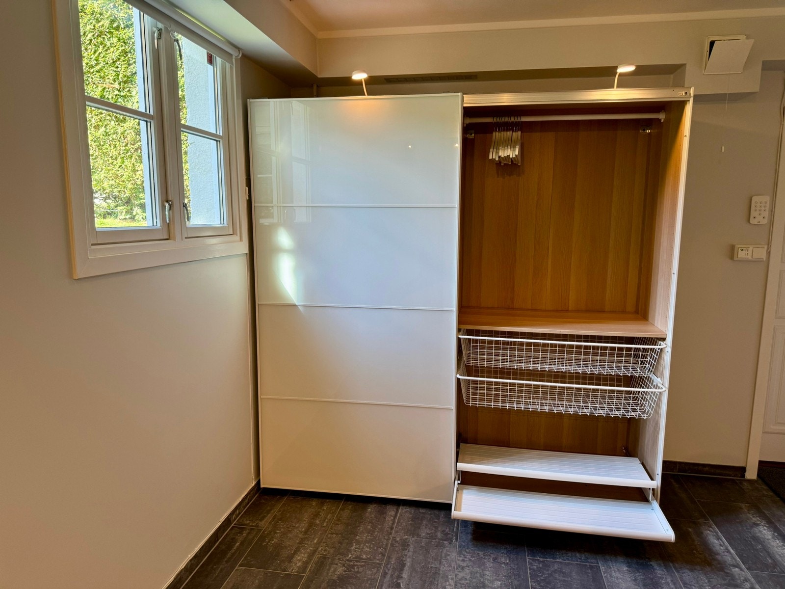 Store trådhyller og skohyller. Galleribilde