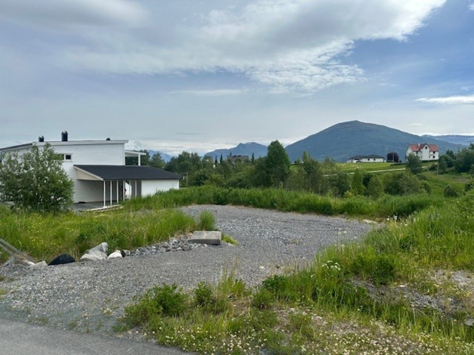 Tomten er fint beliggende i boligfeltet. Galleribilde