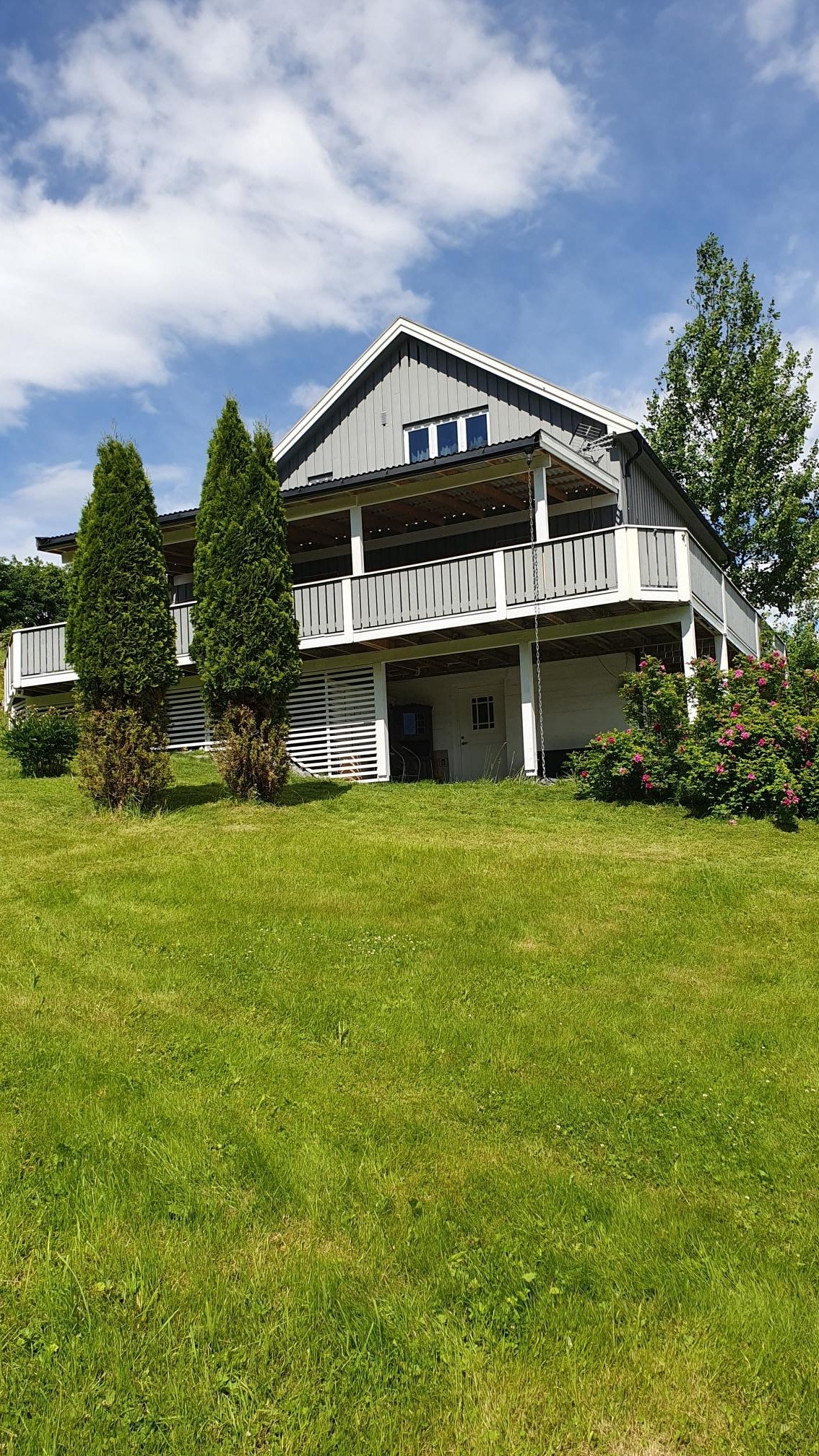 Det er også en egen inngang til kjelleren i tillegg til innvendig trapp. Galleribilde