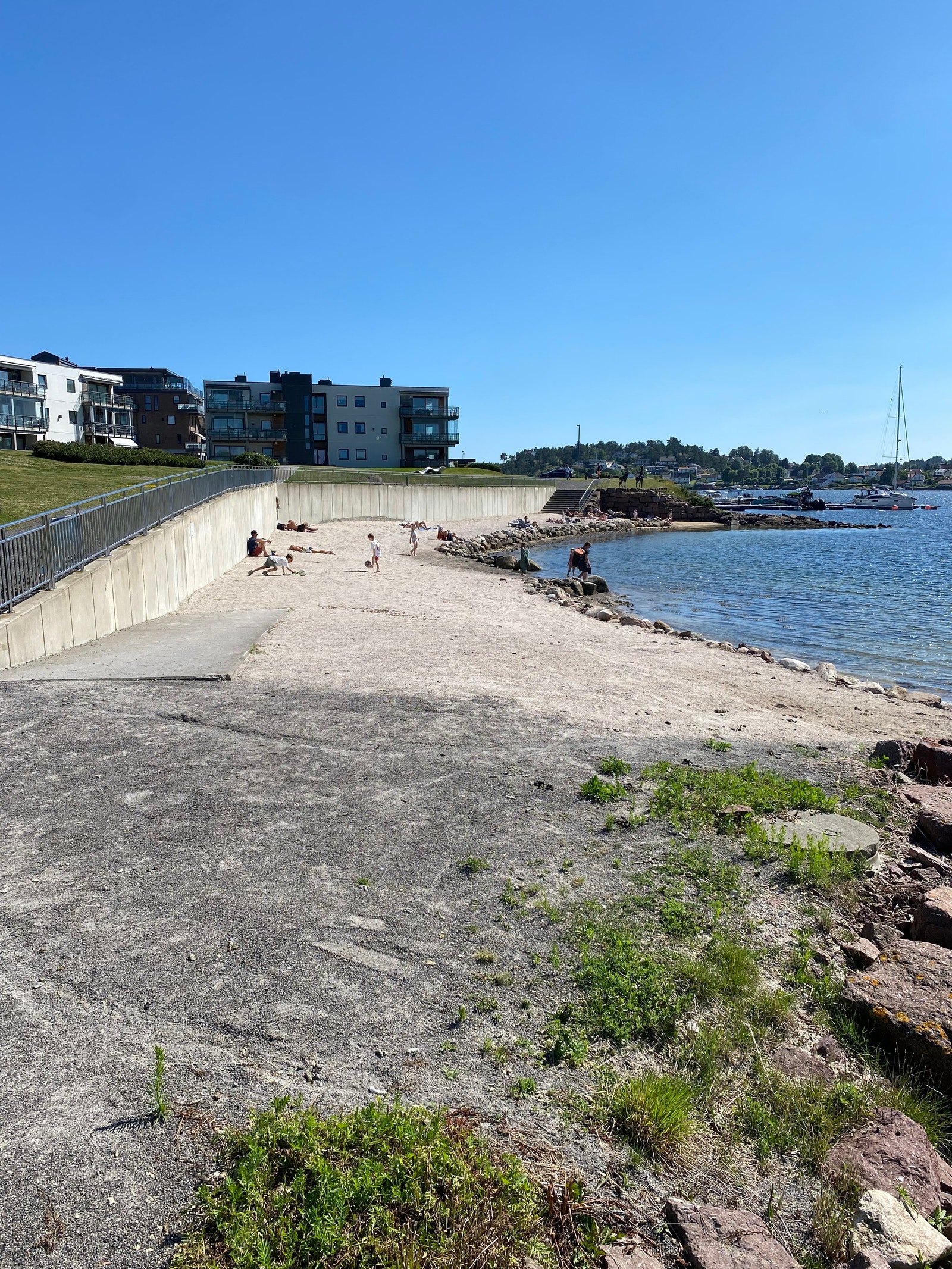 Fin sandstrand med enkel adkomst for barnevogn/rullestol. Galleribilde