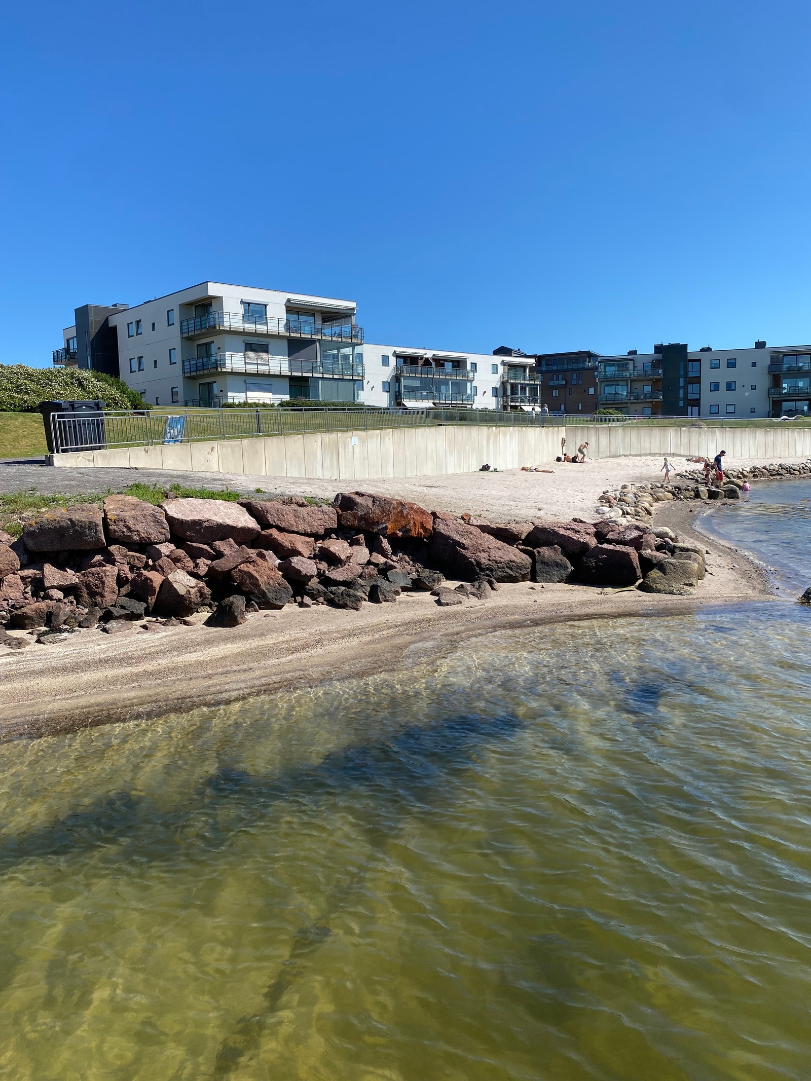 Stranden er bare 50 meter unna Galleribilde