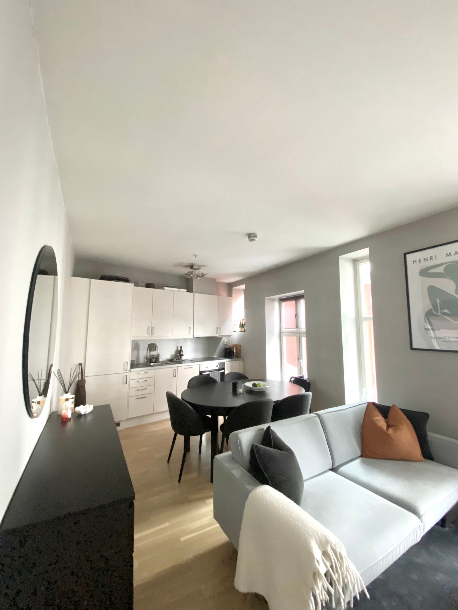 Åpen og lys stue/kjøkken med lyse flater Galleribilde