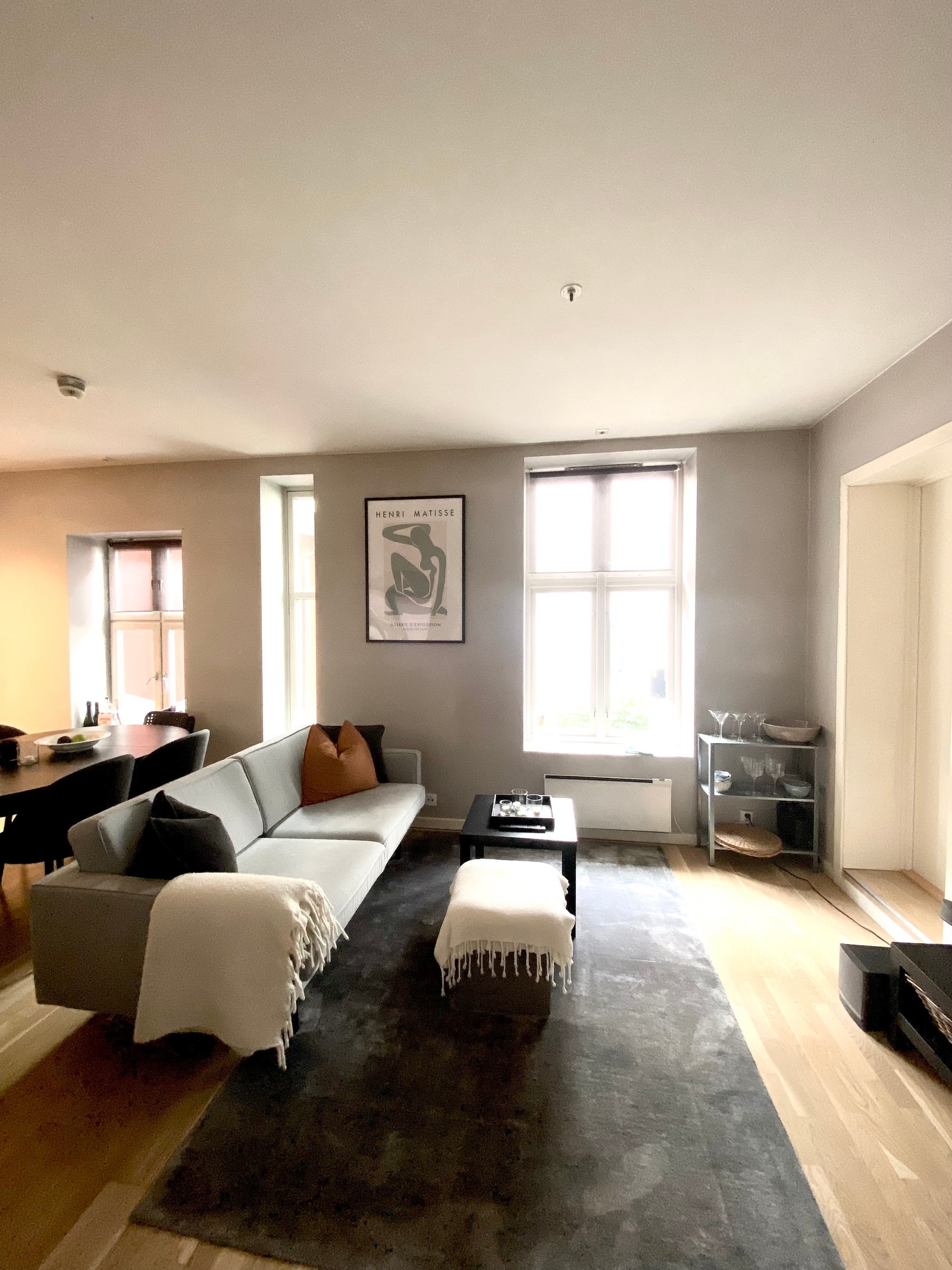 Åpen og lys stue/kjøkken med lyse flater Galleribilde