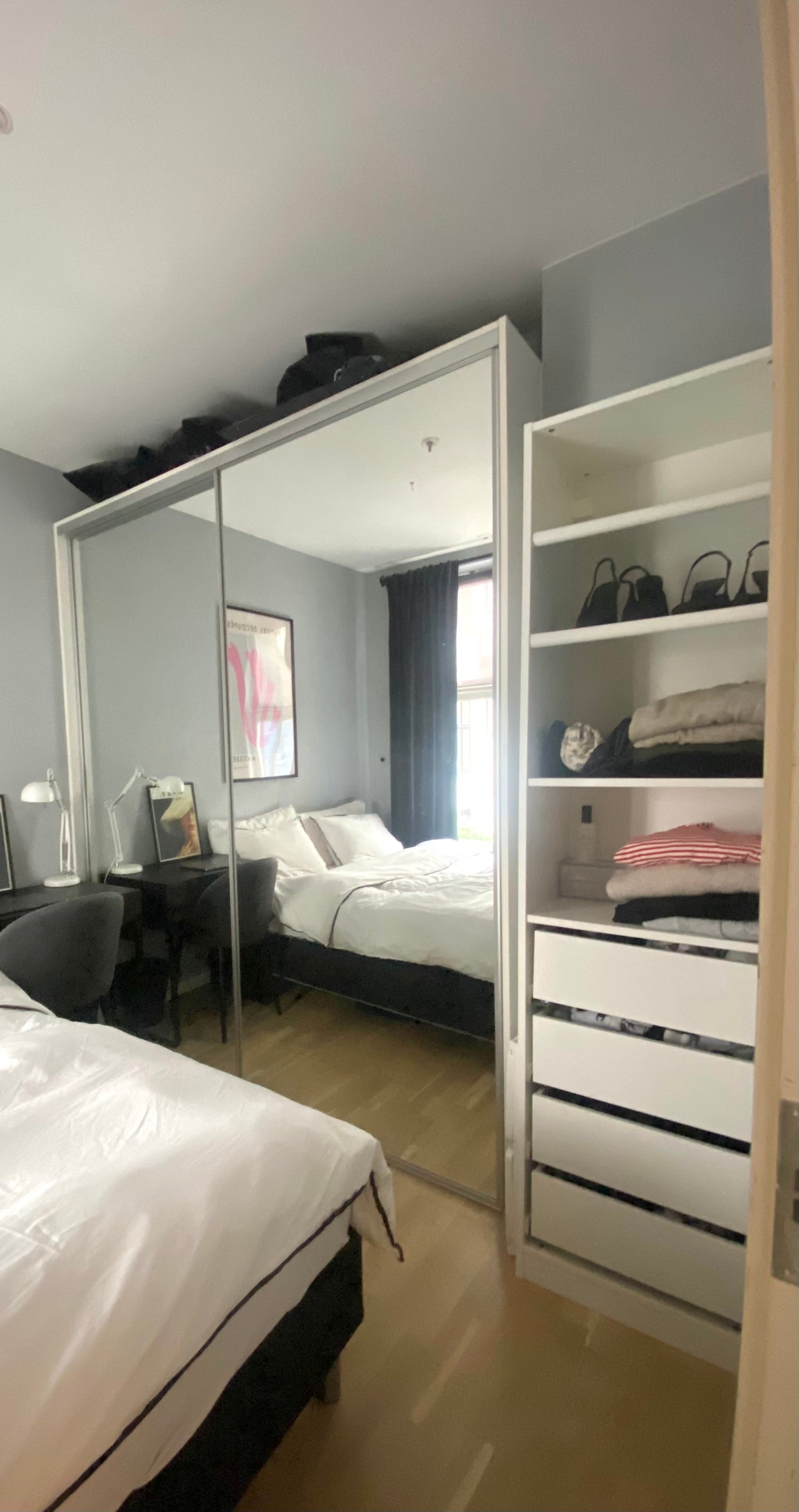 Soverom med skyvedørsskap og hyller Galleribilde