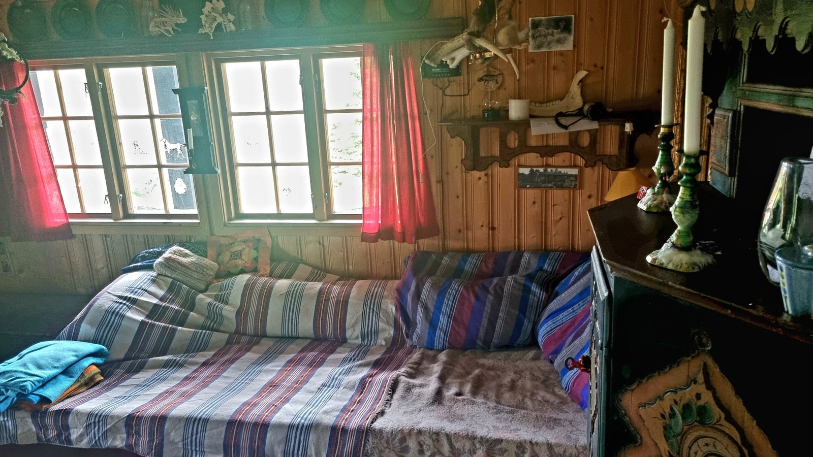 Bred og myk sofabenk i stua Galleribilde