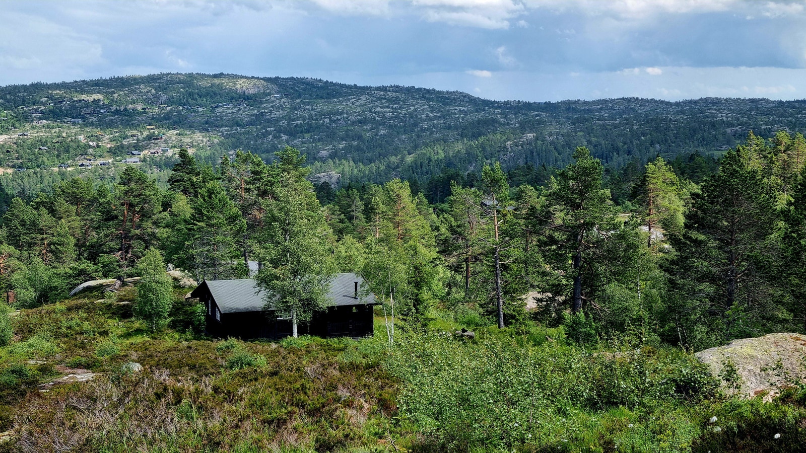 Hytta ligger vel 600 moh, i utkanten av hyttefeltet Galleribilde