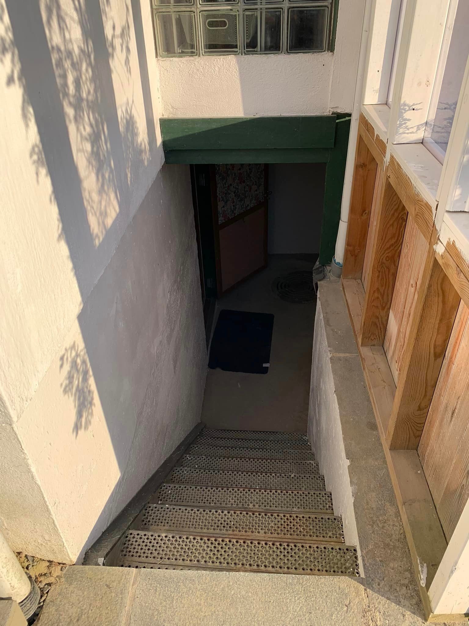 Trapp ned til boligen Galleribilde