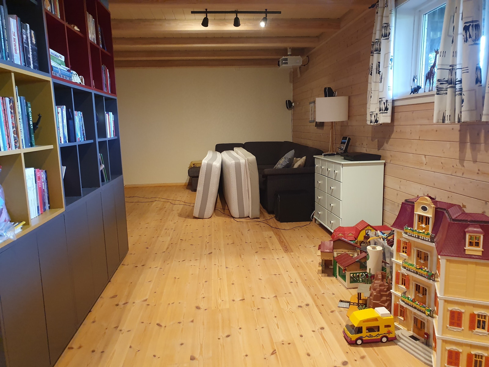 Kjellerstue med plass til madrasser Galleribilde