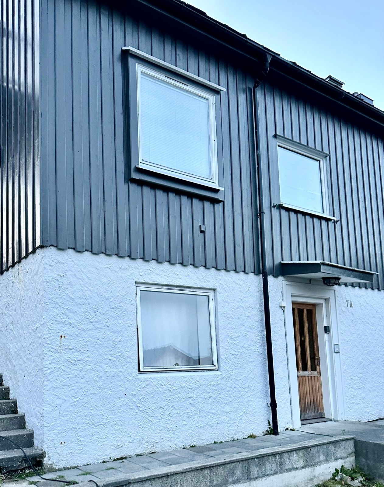 Hyblene ligger i 1. etg. Bilder viser vinduet til hybel 1. Hybel 2 ligger til høyre for hovedinngangsdør. Galleribilde