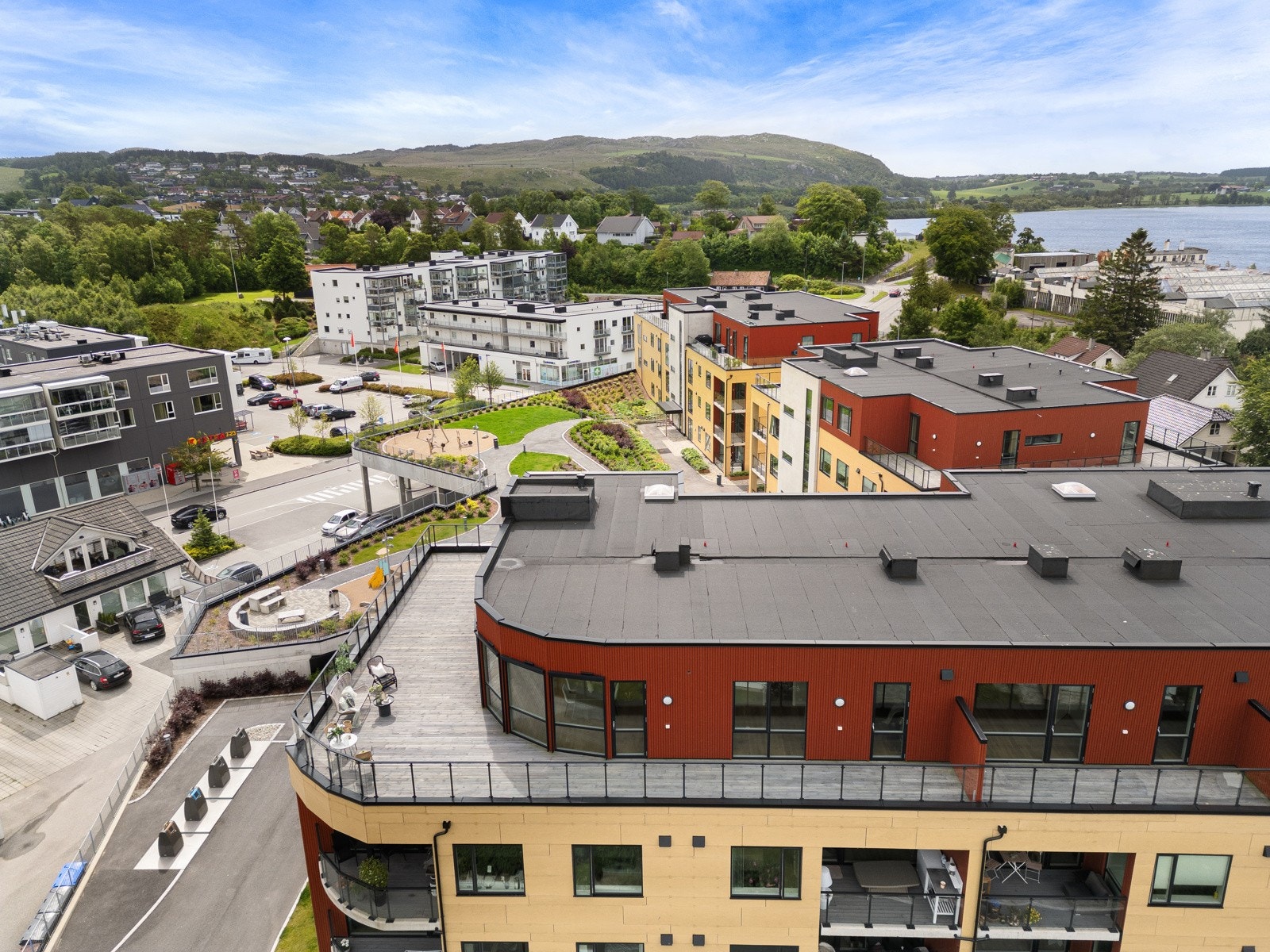 Tilbud om offentlig transport til Sandnes og Bryne, med bussholdeplass ved hovedveien og togstopp for lokaltog på Øksnevadporten. Galleribilde