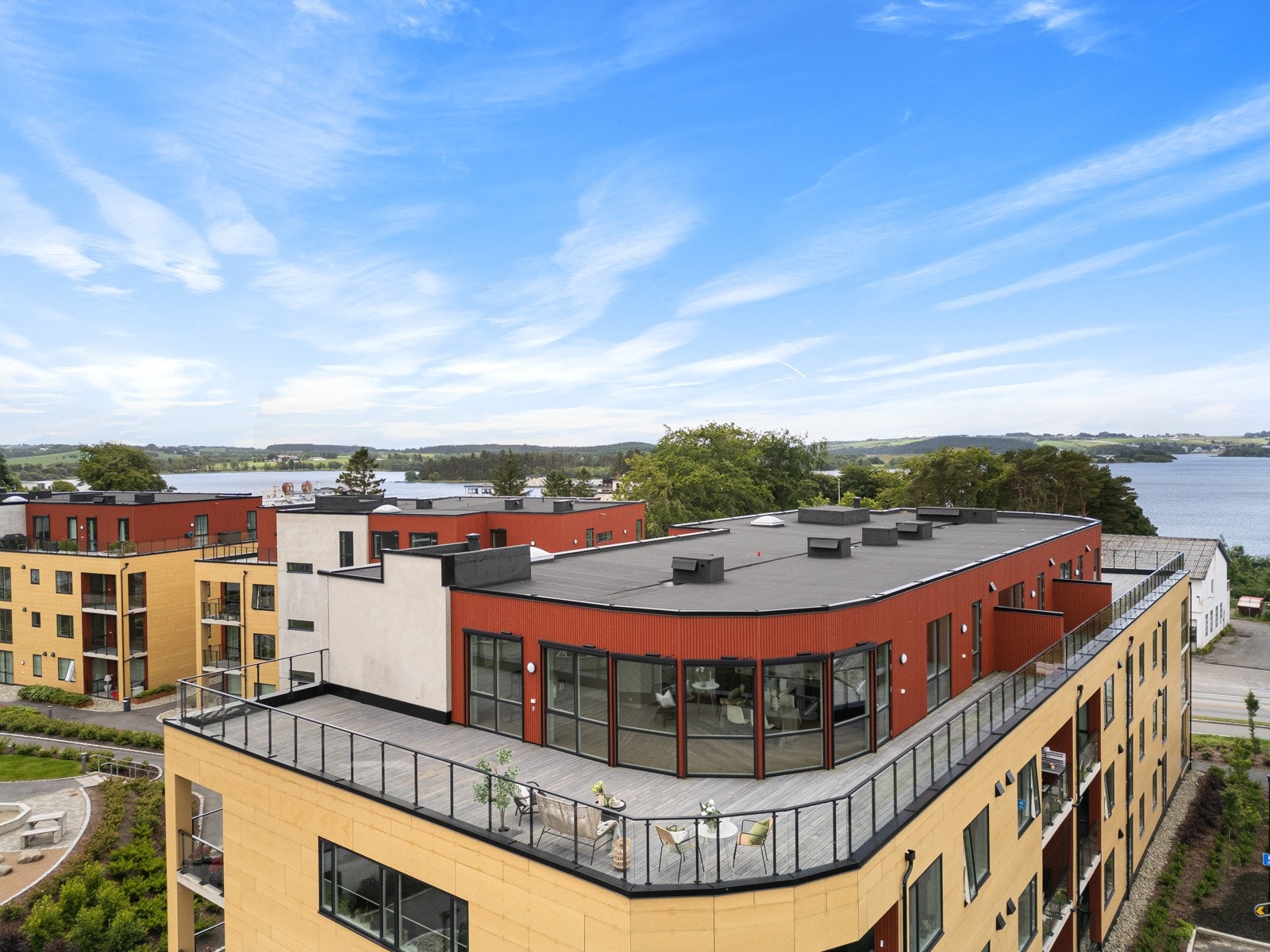 Man har kort avstand til et rikt tilbud av gode skole- og barnehagetilbud med blant annet Frøyland barnehage, Kvernaland barnehagen, Ådalen barnehage og Frøyland Barne- og Ungdomsskole. Galleribilde