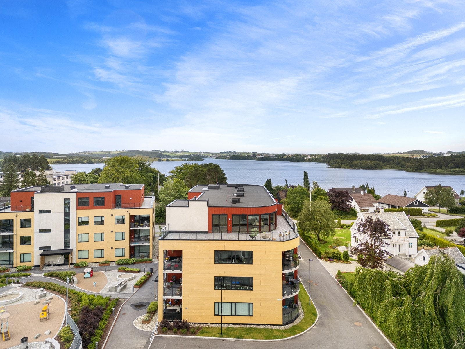 Med Stemmen i kort gåavstand fra leiligheten så har man direkte tilgang til flotte friområder med blant annet herlig grillplass, gapahuk, lekeplasser, sandstrand og badeplass med trivelig brygge. Galleribilde